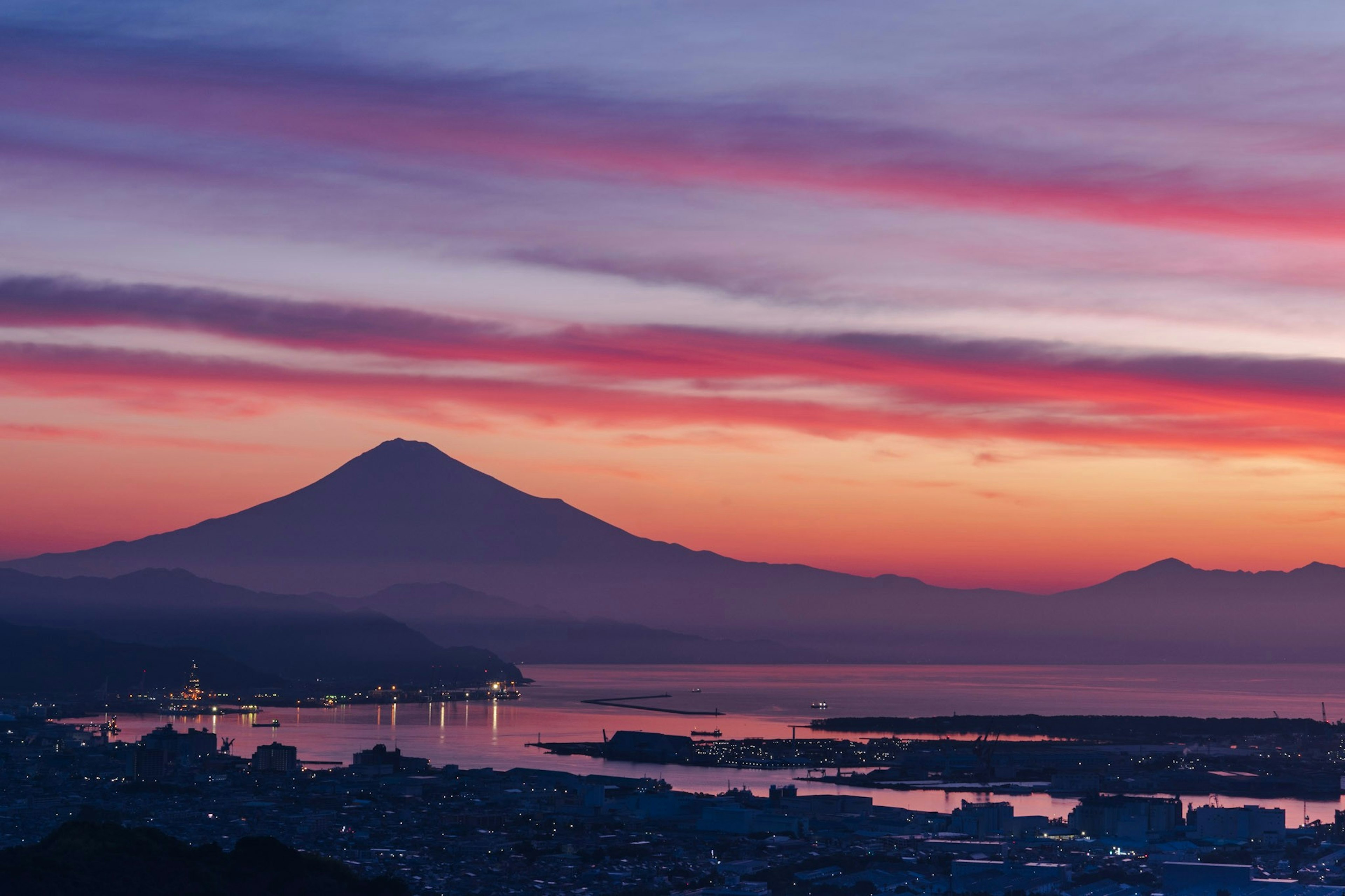 美しい夕焼けを背景に富士山がそびえ立つ風景