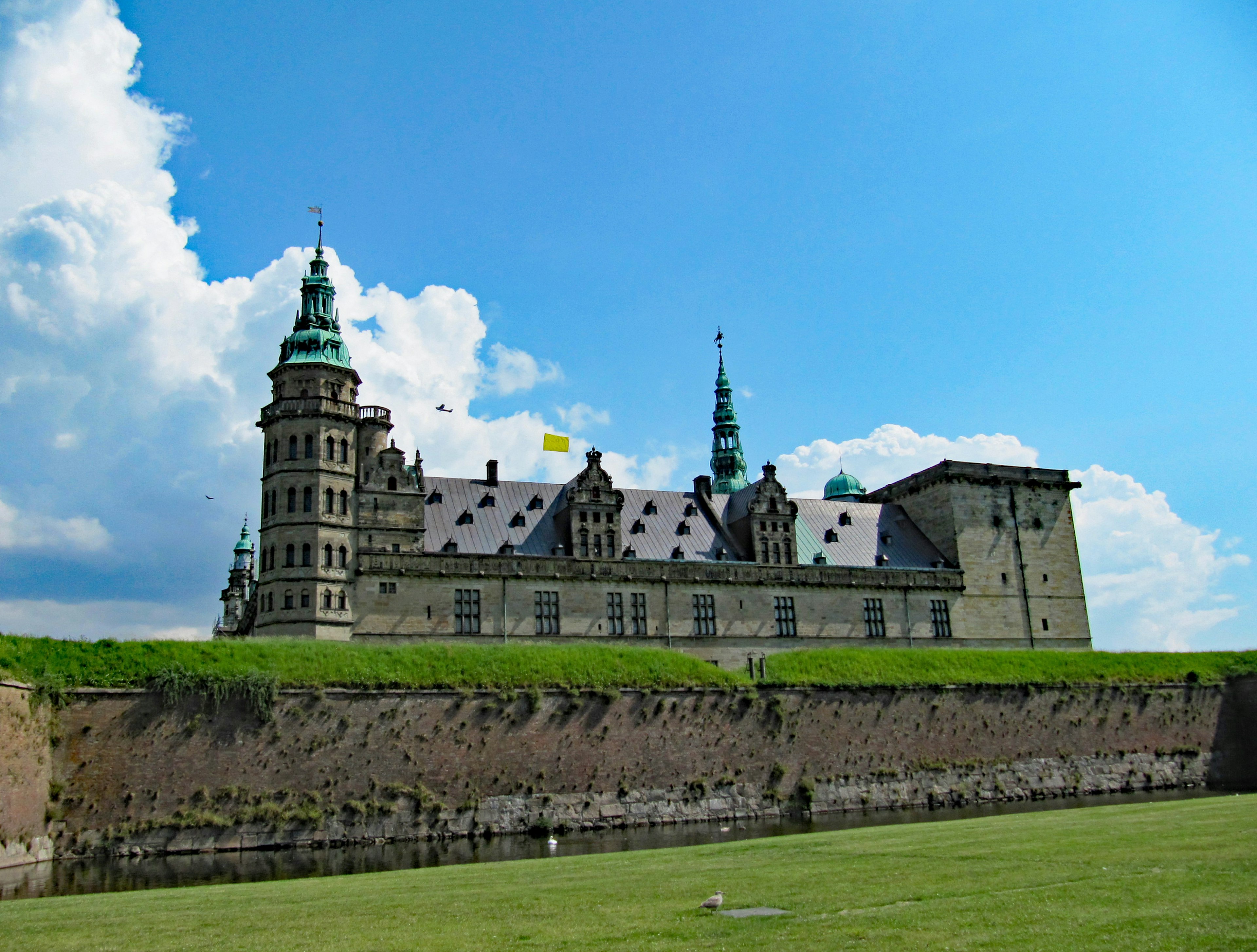 Vue grandiose du château d'Hamlet sous un ciel bleu magnifique