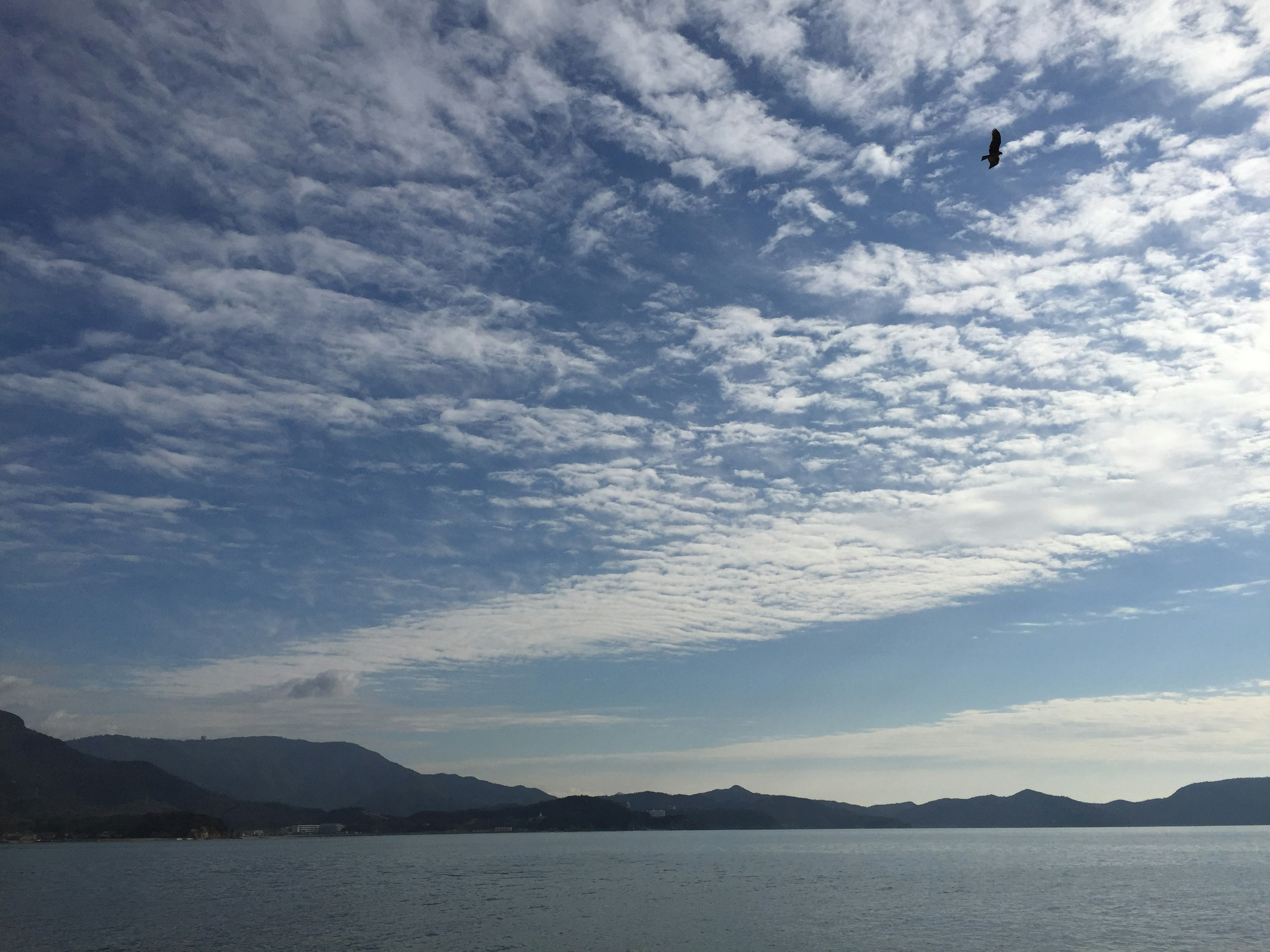 Malersicher Blick auf blauen Himmel mit weißen Wolken über dem Meer