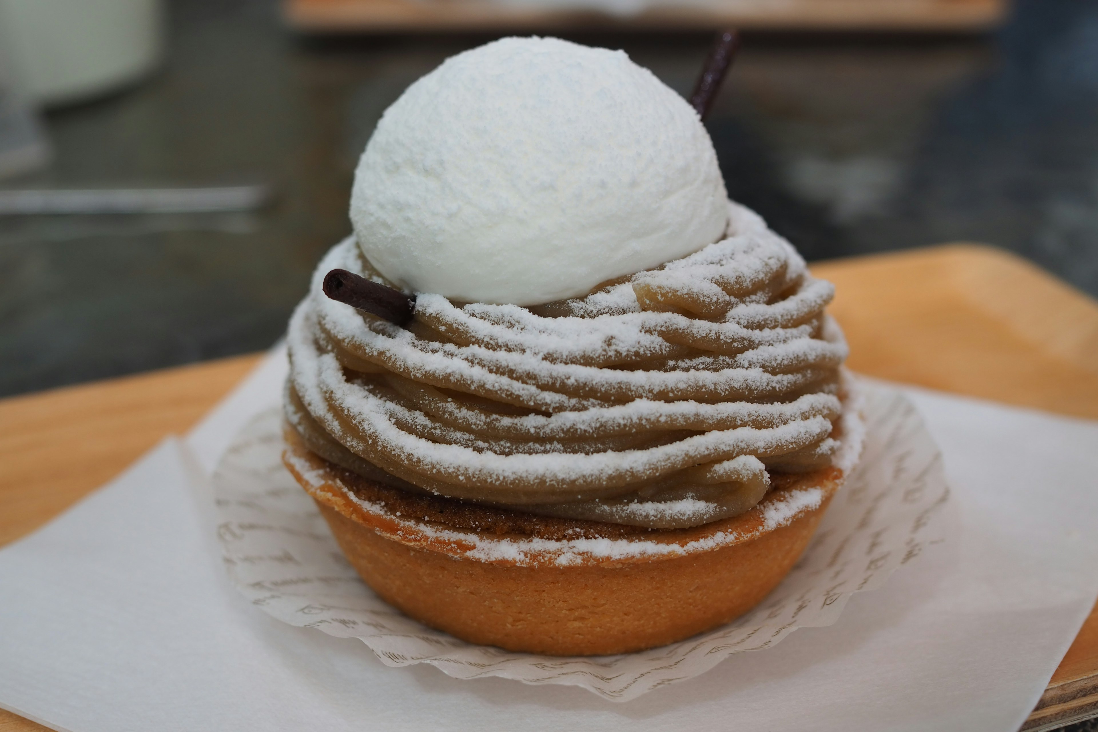 Dessert Mont Blanc con una pallina di gelato sopra