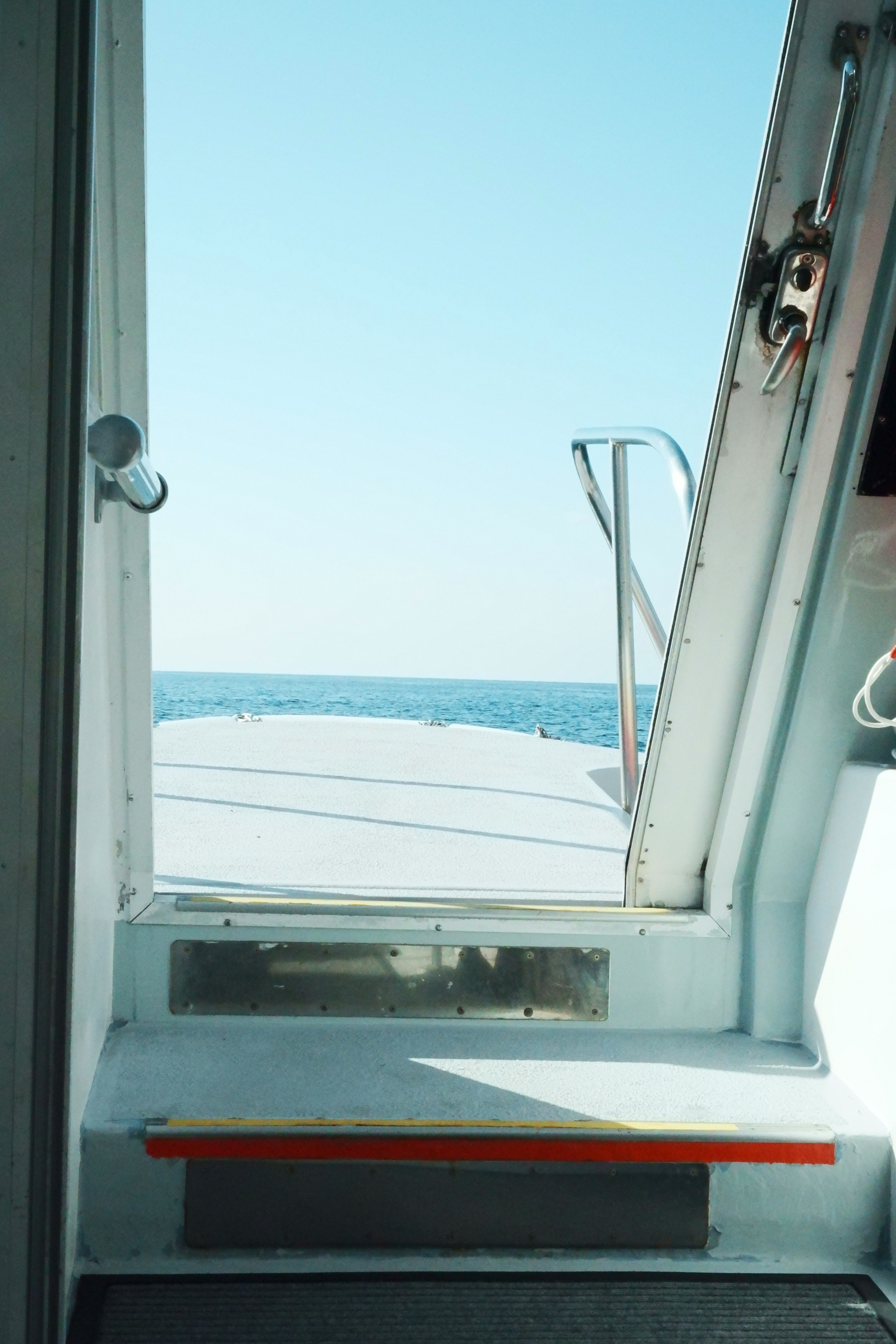 Vista del océano desde la puerta de un barco