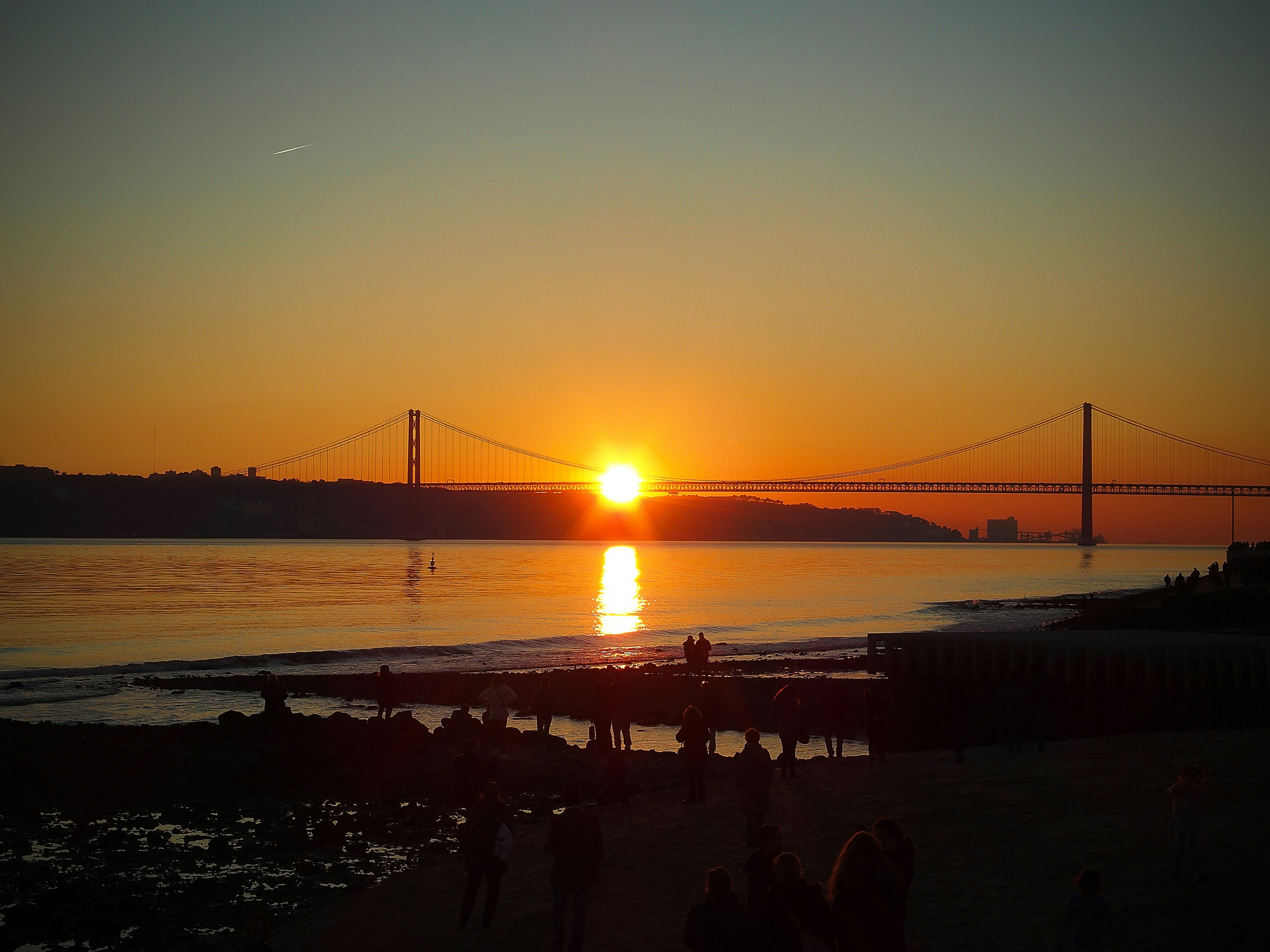 Magnifique coucher de soleil sur l'océan avec un pont en arrière-plan