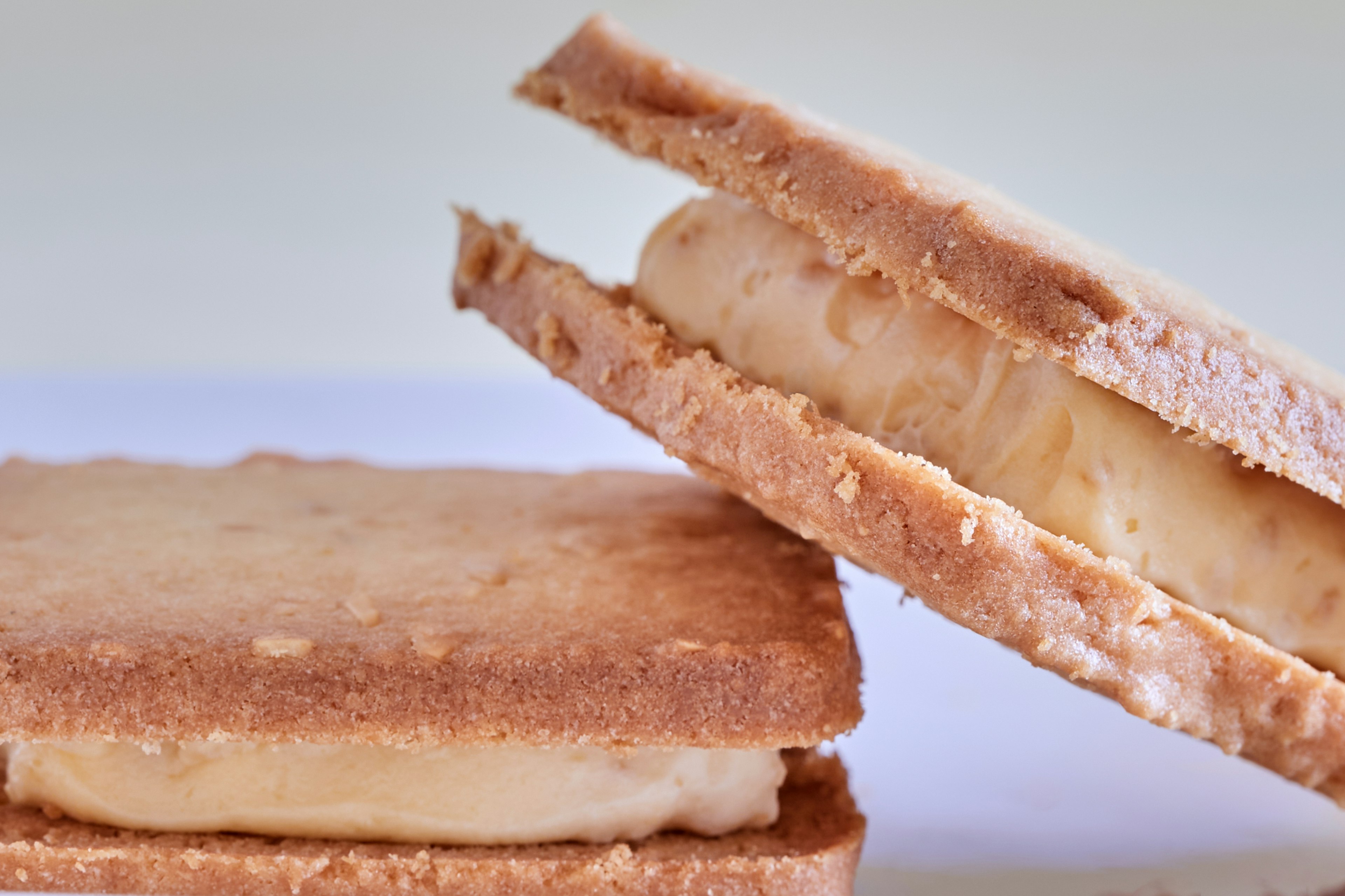 Crispy cookie sandwich filled with cream