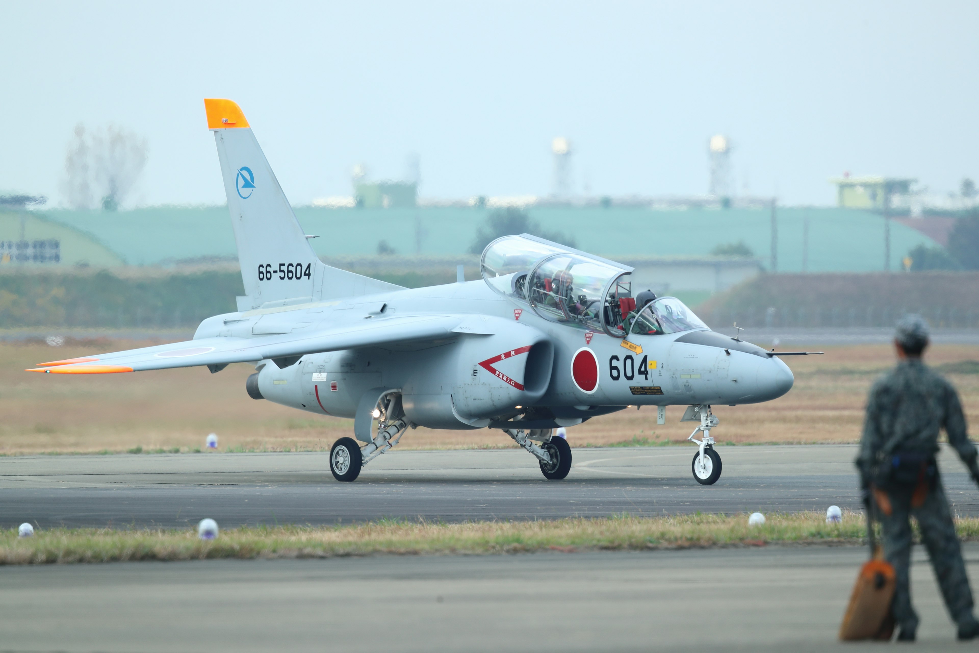 日本の航空機が滑走路で移動中