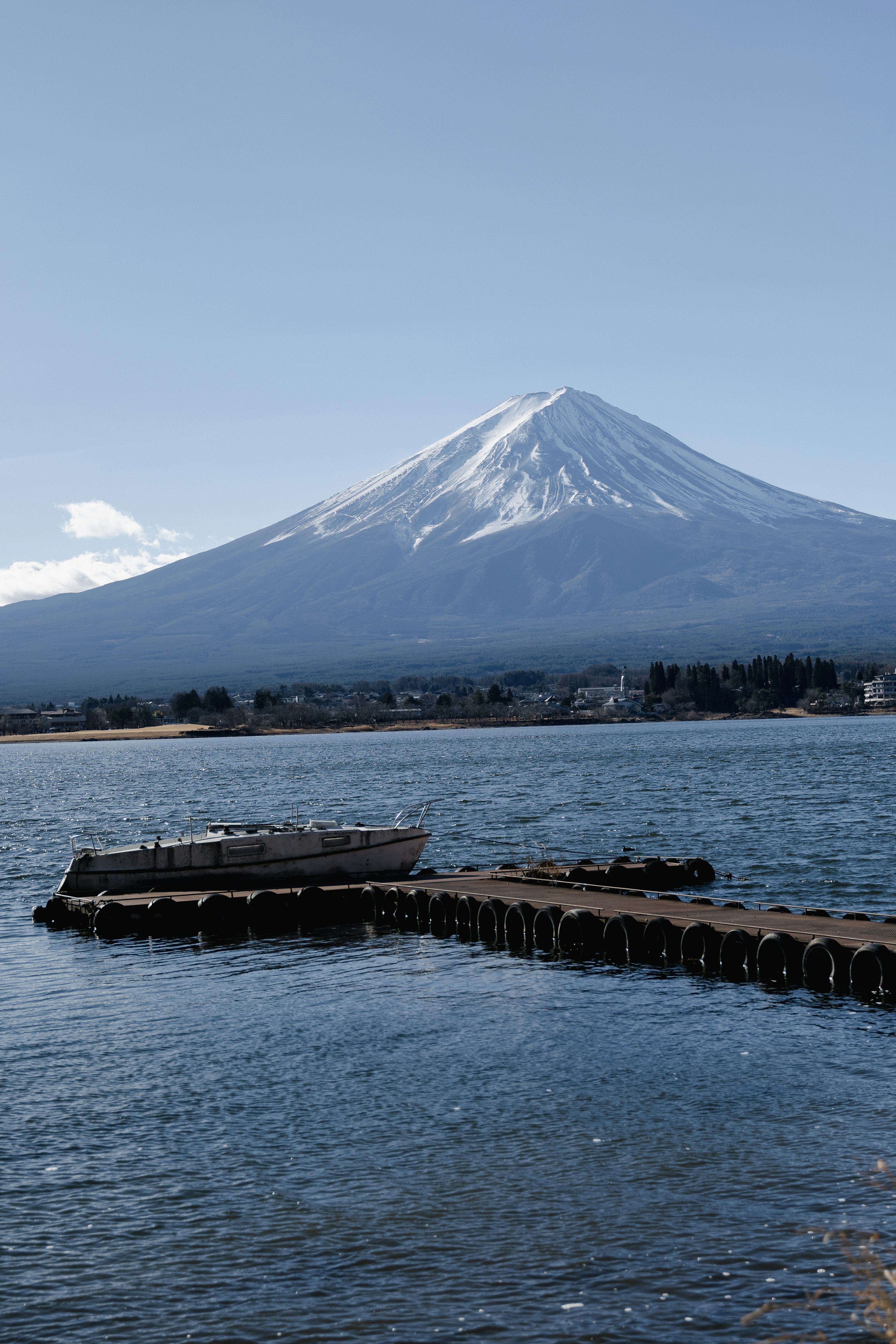 富士山在晴朗藍天下高聳於寧靜的湖面上