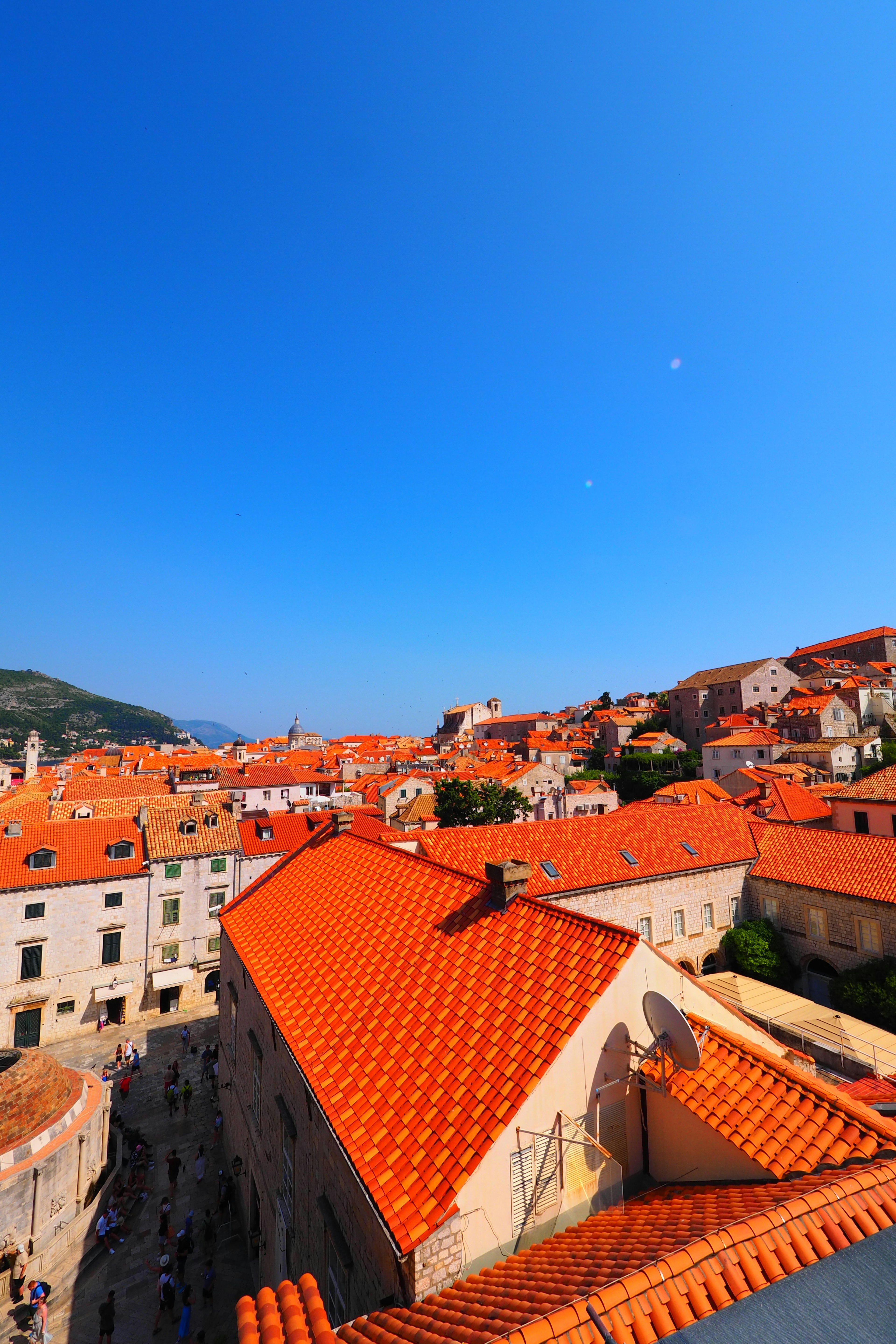 Lebendige orangefarbene Dächer unter einem klaren blauen Himmel