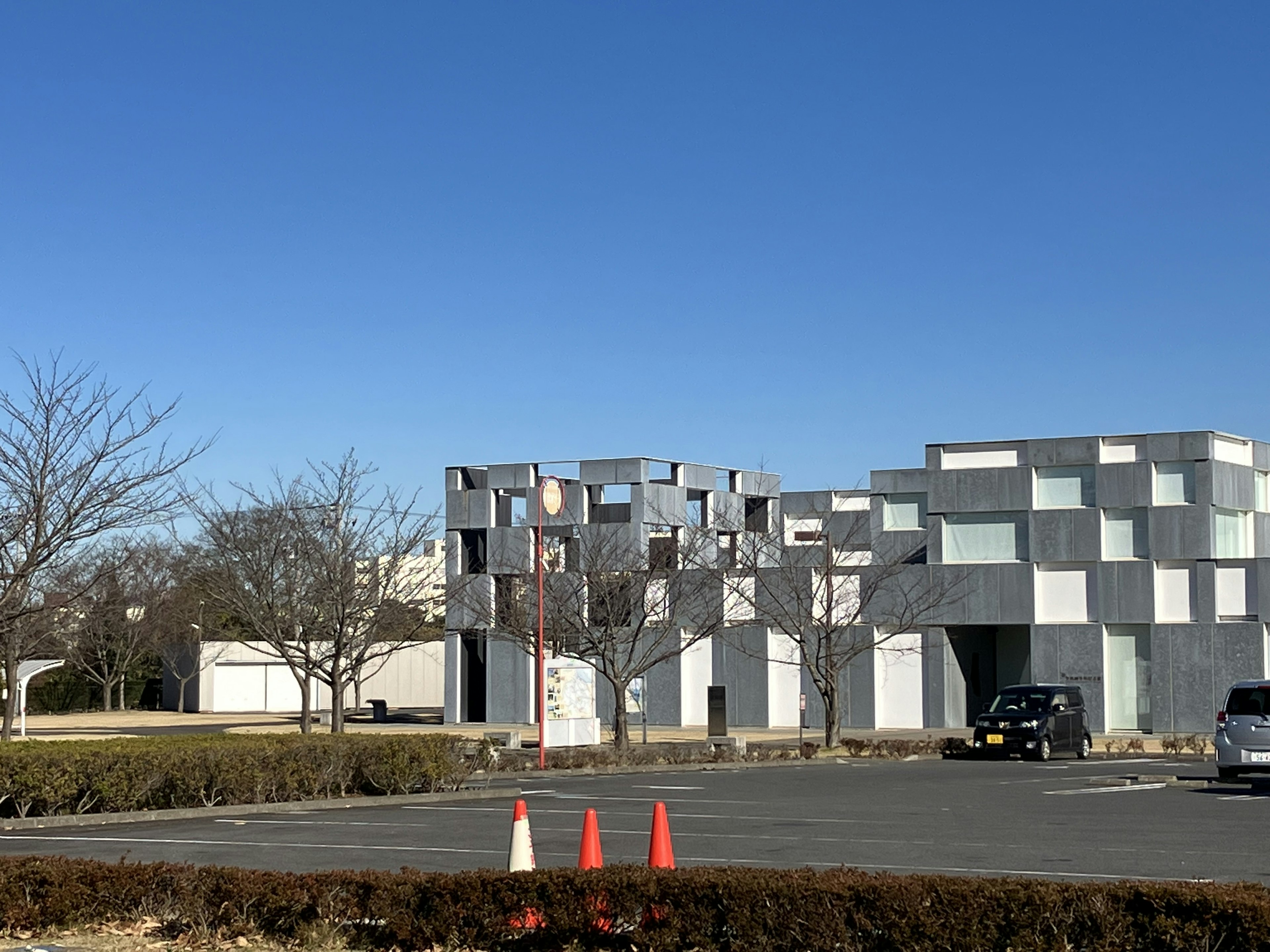 Modernes architektonisches Gebäude unter einem klaren blauen Himmel