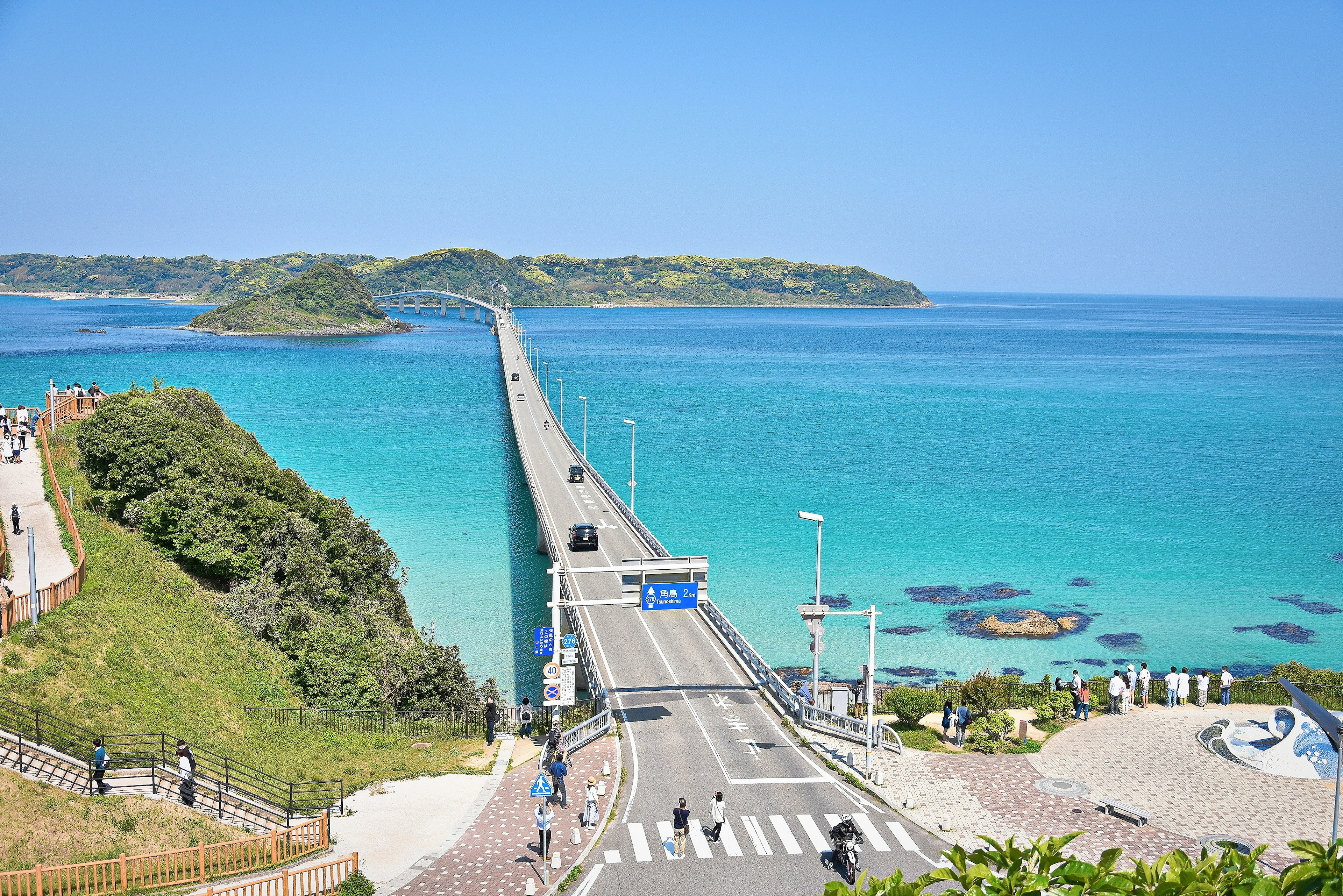 Vista panoramica di un oceano blu e un ponte con colline verdi e isole lontane