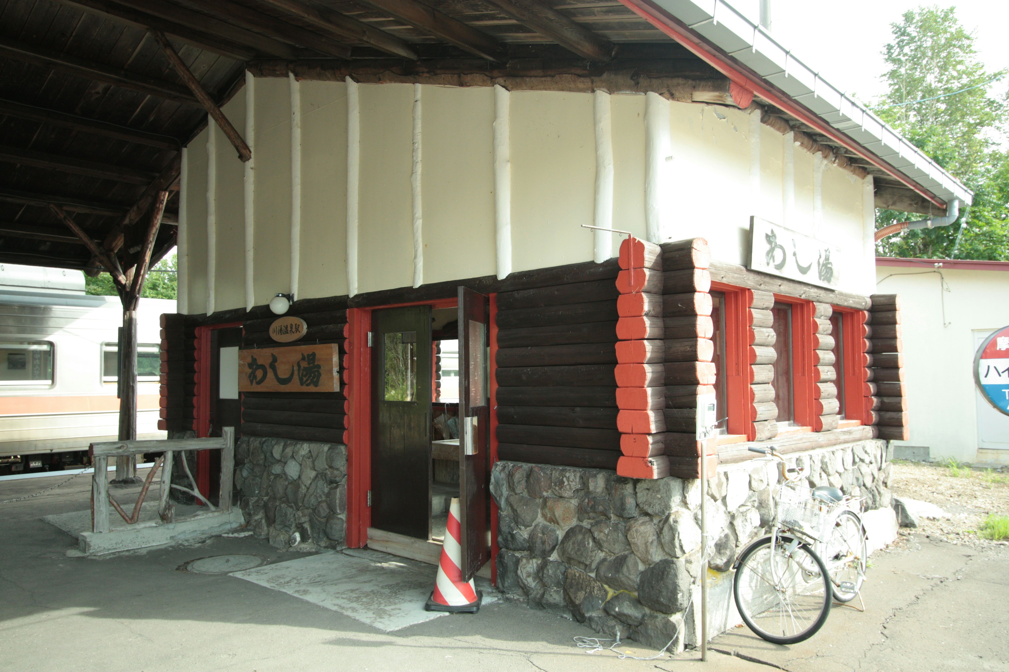 Holzbahnhof mit Fahrrad davor