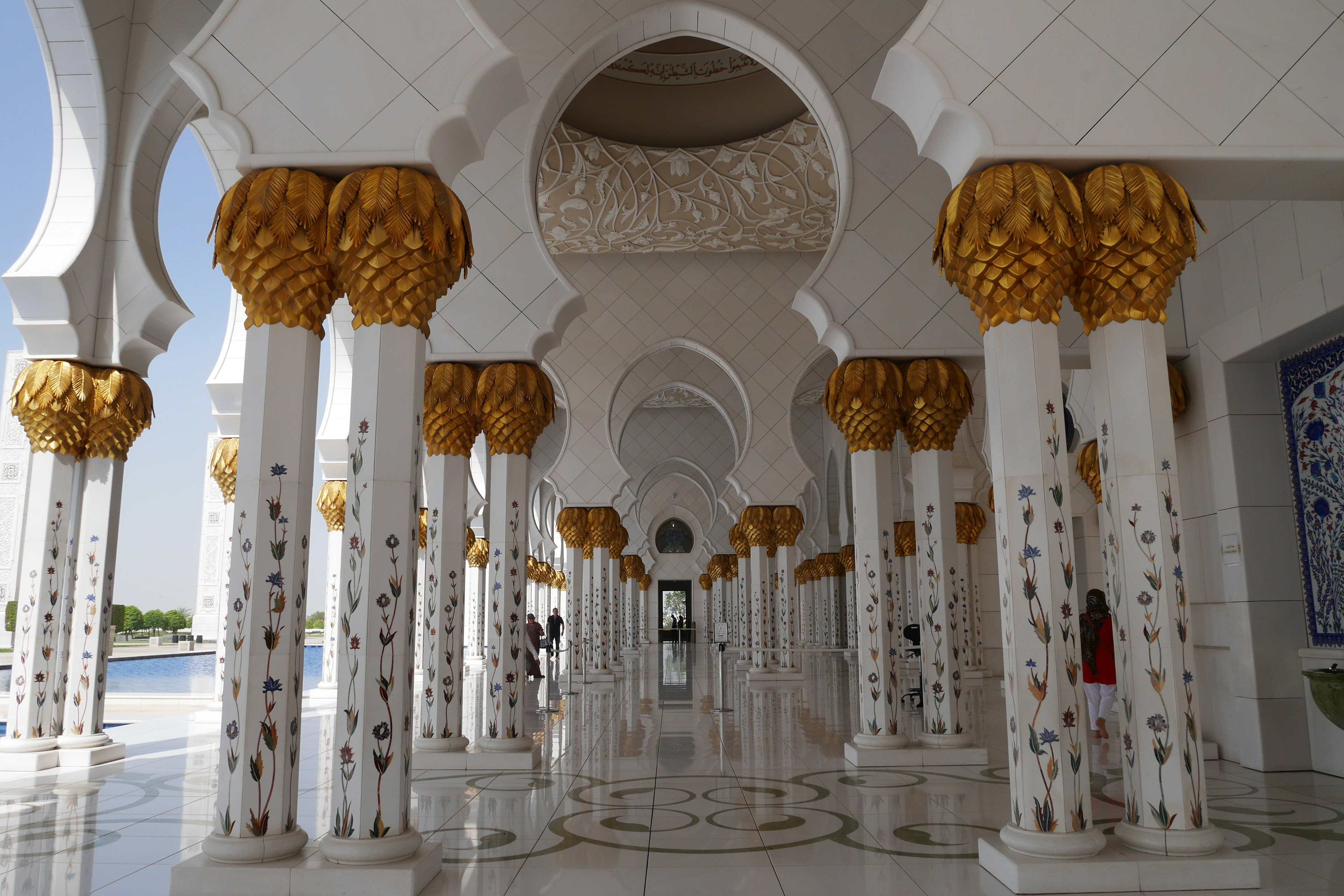 Intérieur d'un beau bâtiment avec des colonnes en marbre blanc et des décorations dorées