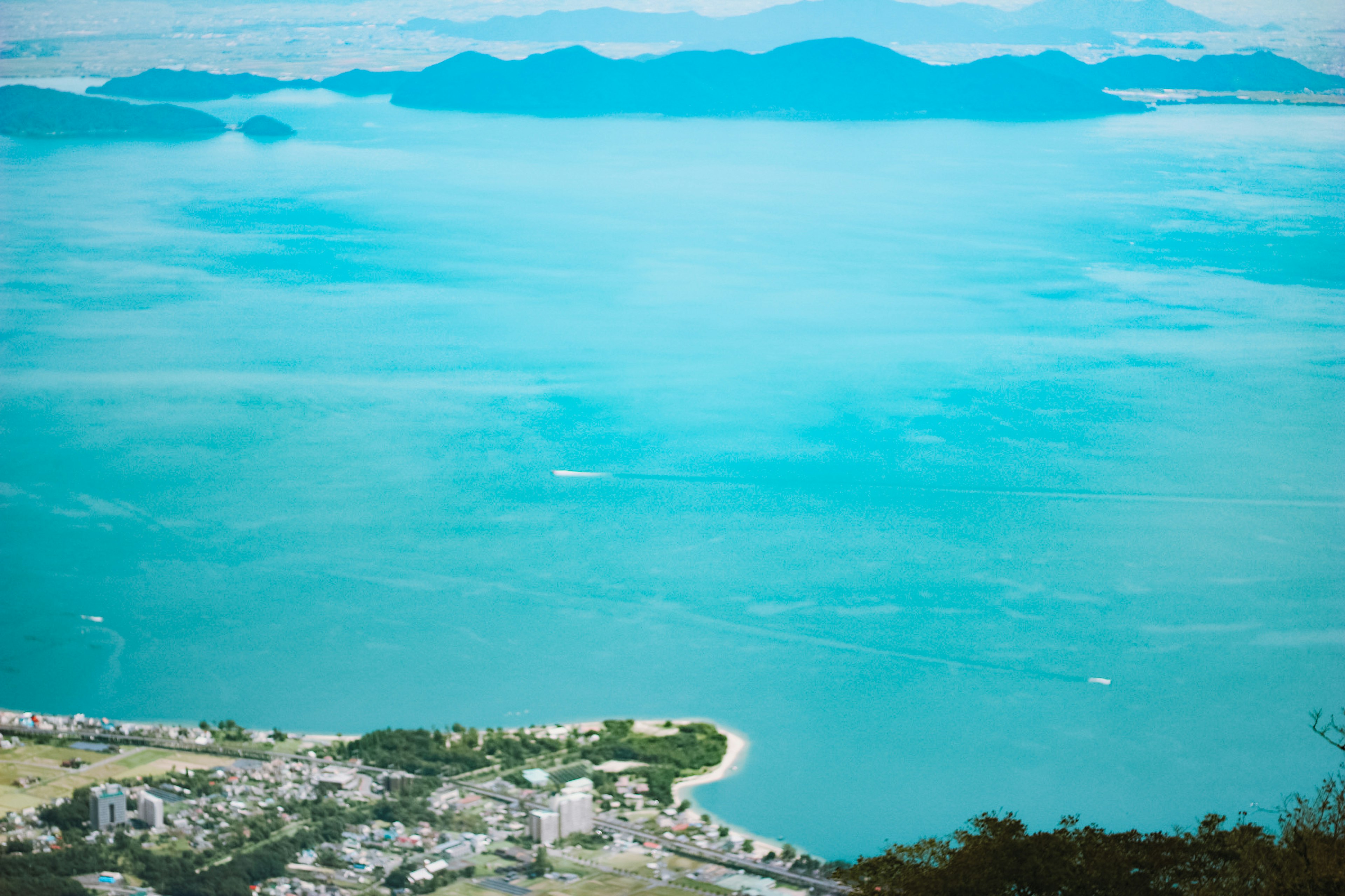 Vue aérienne d'une mer turquoise avec des îles au loin