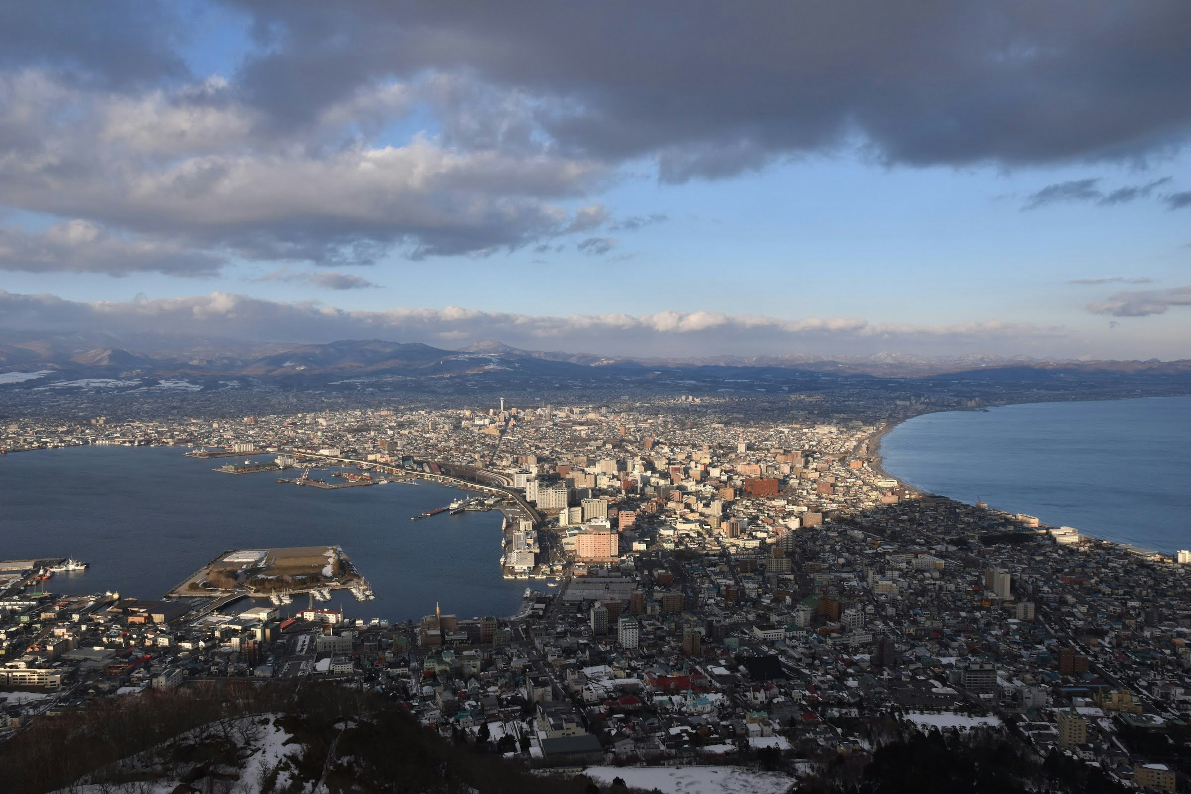 函館市的全景視圖，四周環繞著海洋和山脈