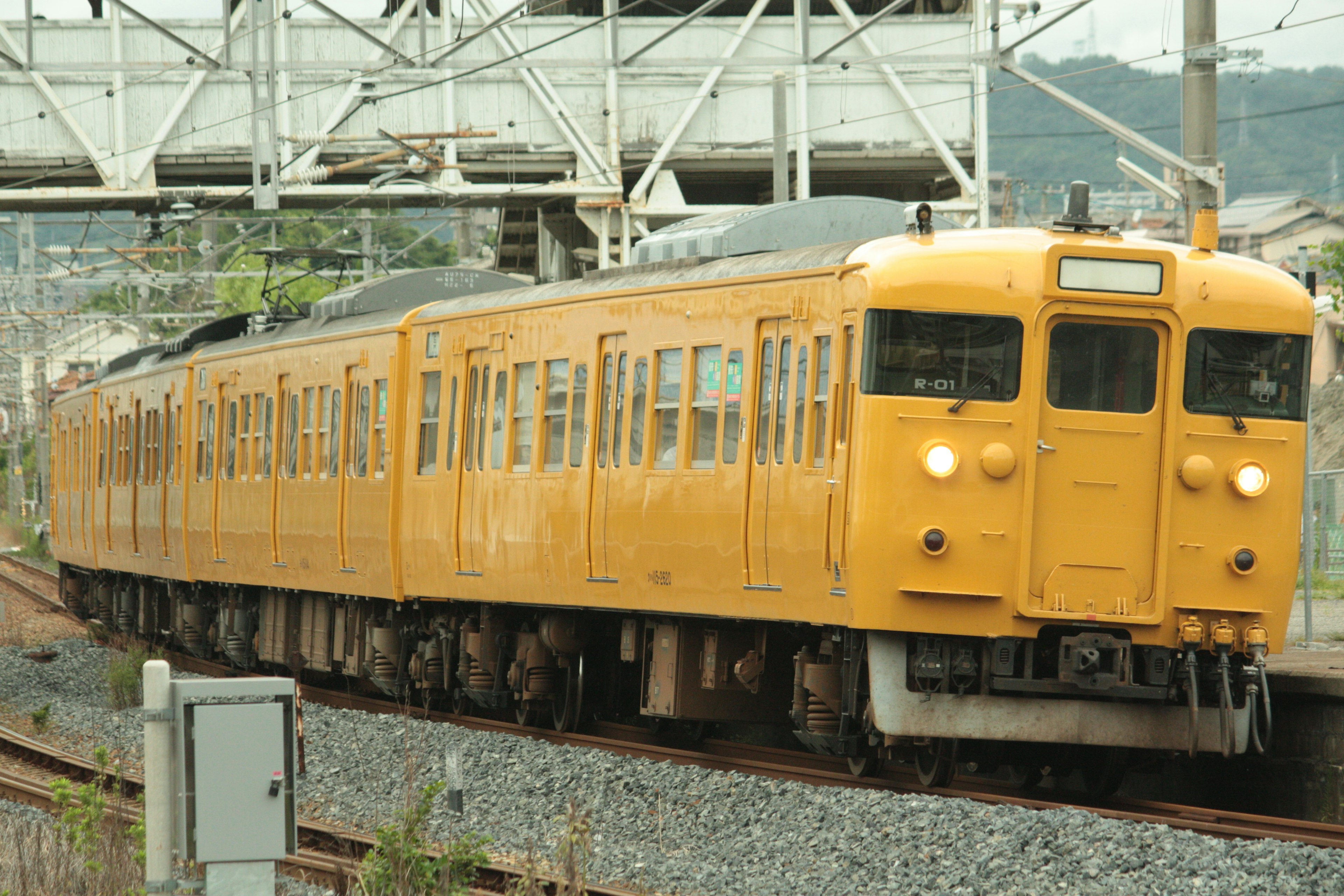 黄色い電車が線路を走る風景