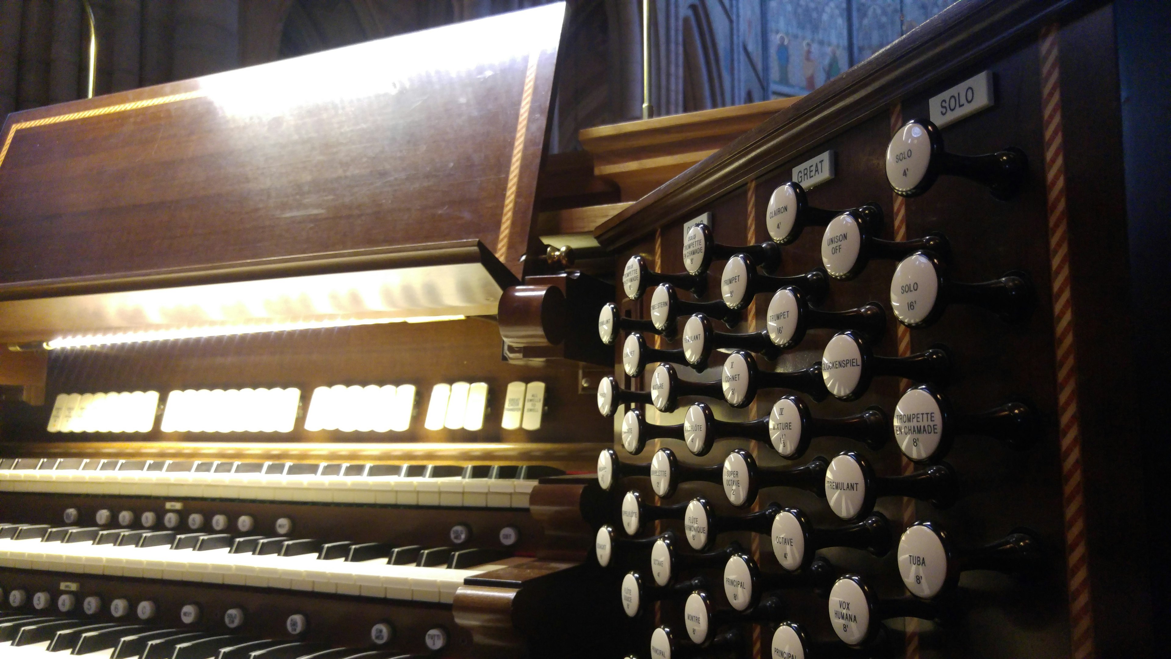 Nahaufnahme einer Orgel mit Tasten und Registerknöpfen