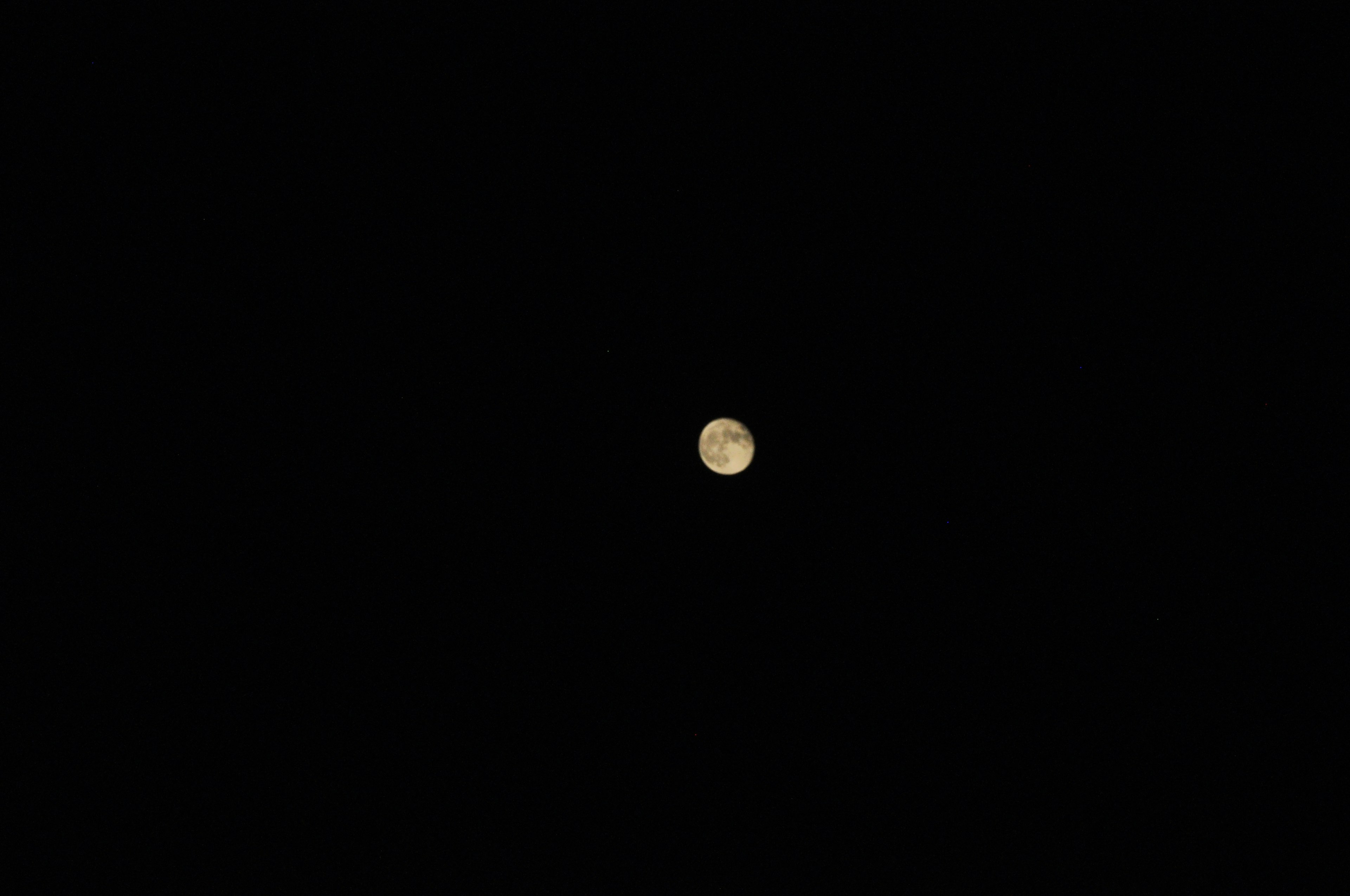 Luna brillante en el cielo nocturno