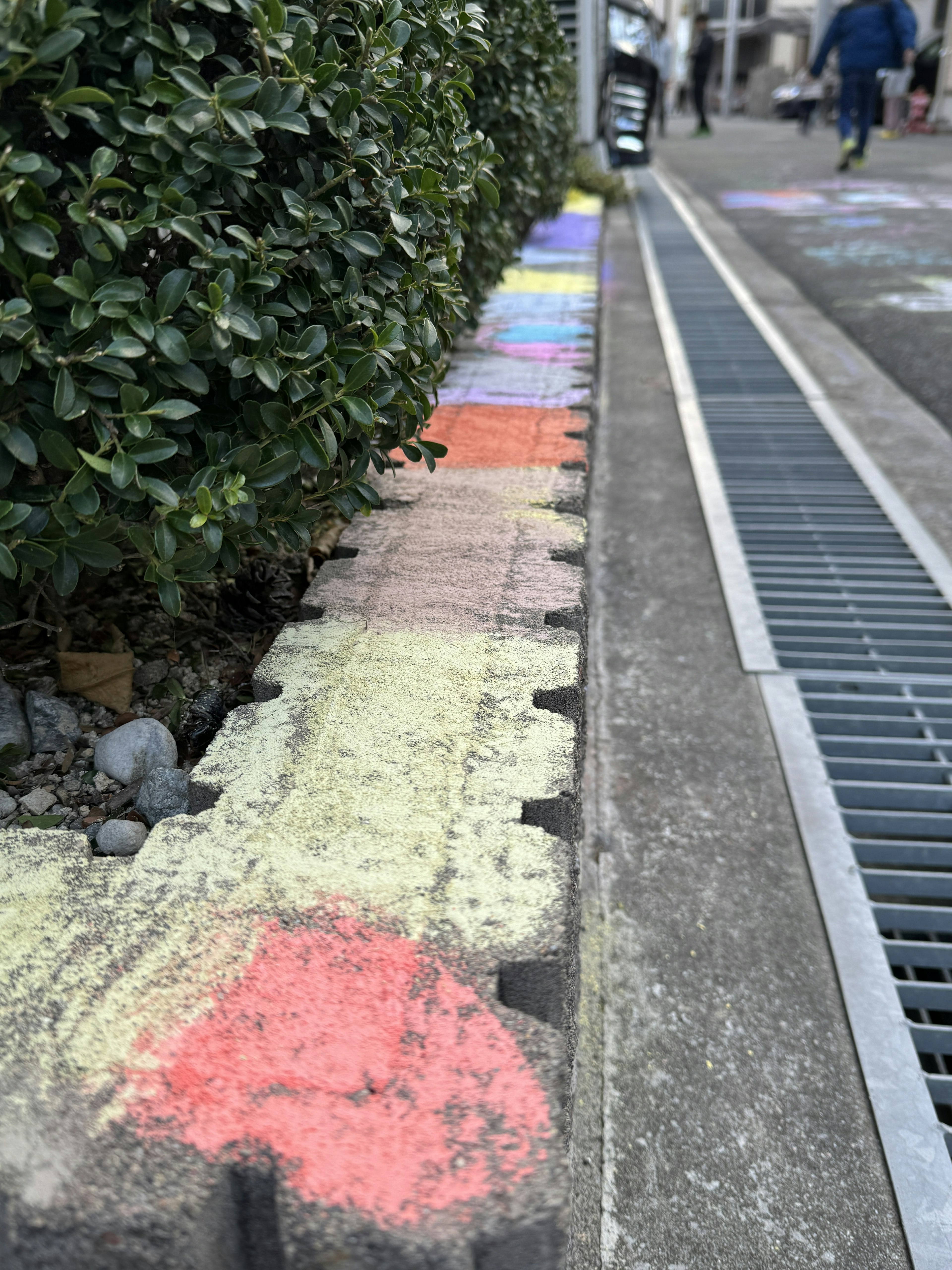 カラフルなチョークアートが施された歩道の側面