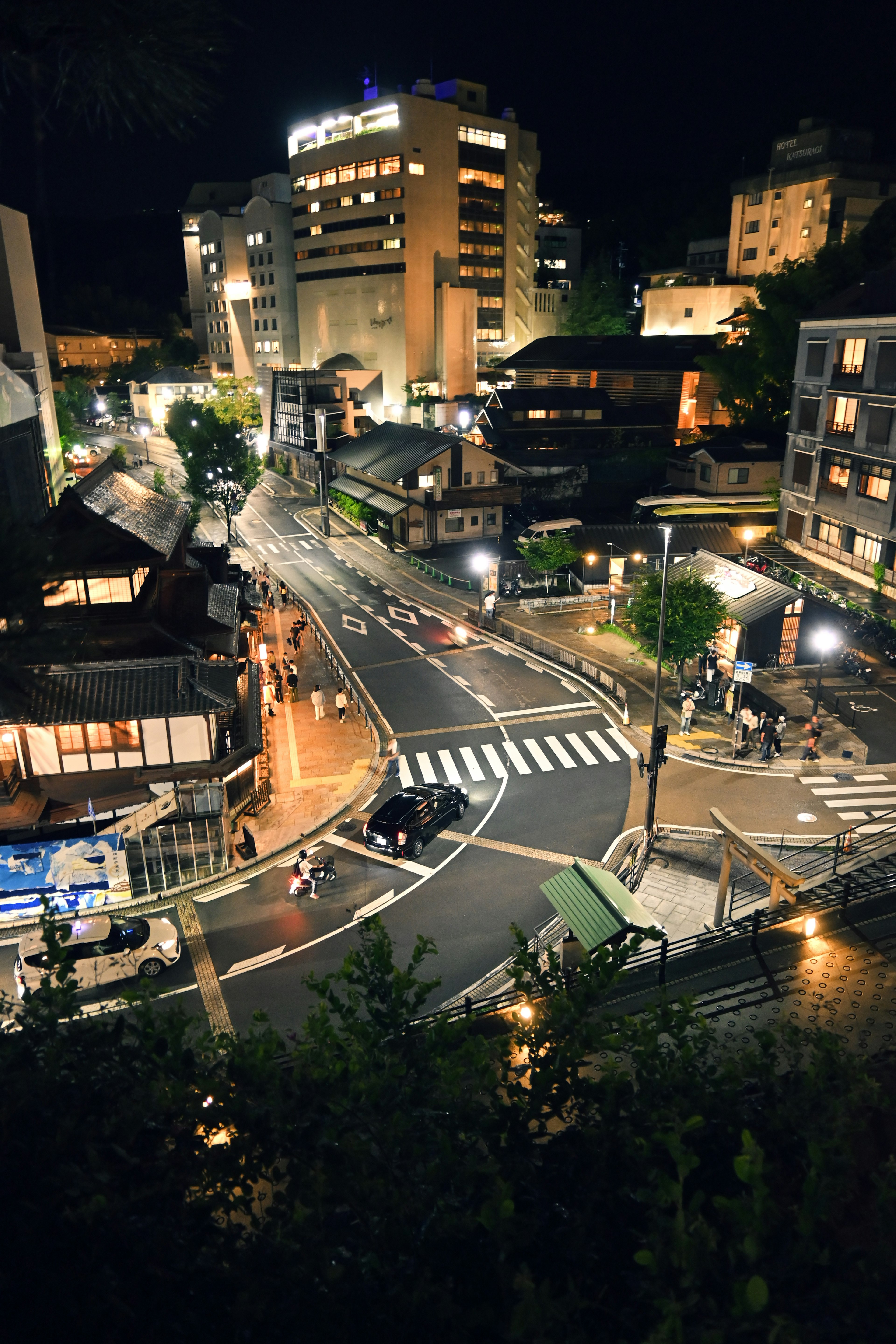 Vue nocturne d'une rue de la ville et d'une intersection