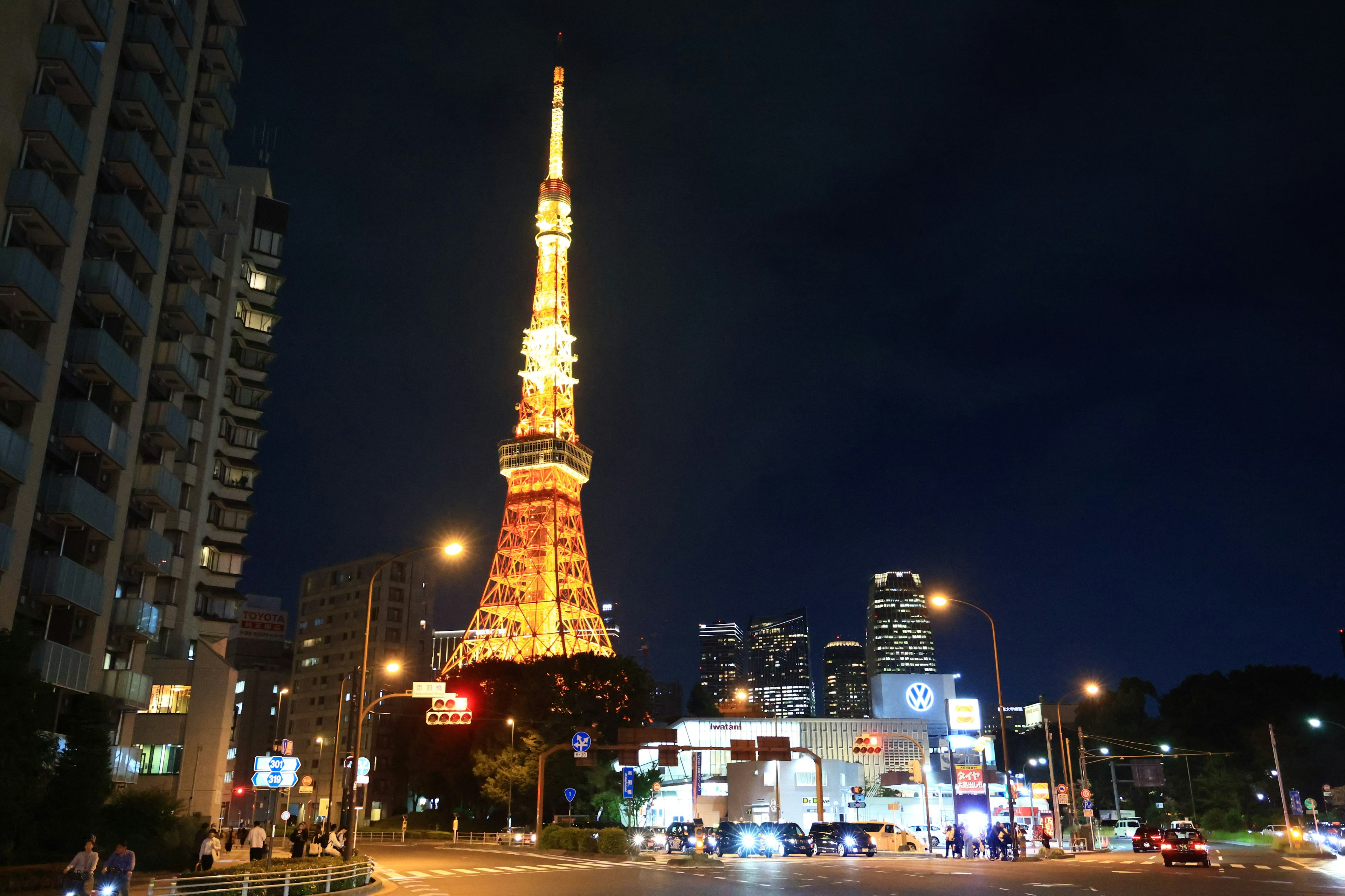 Torre de Tokio iluminada por la noche con el horizonte de la ciudad