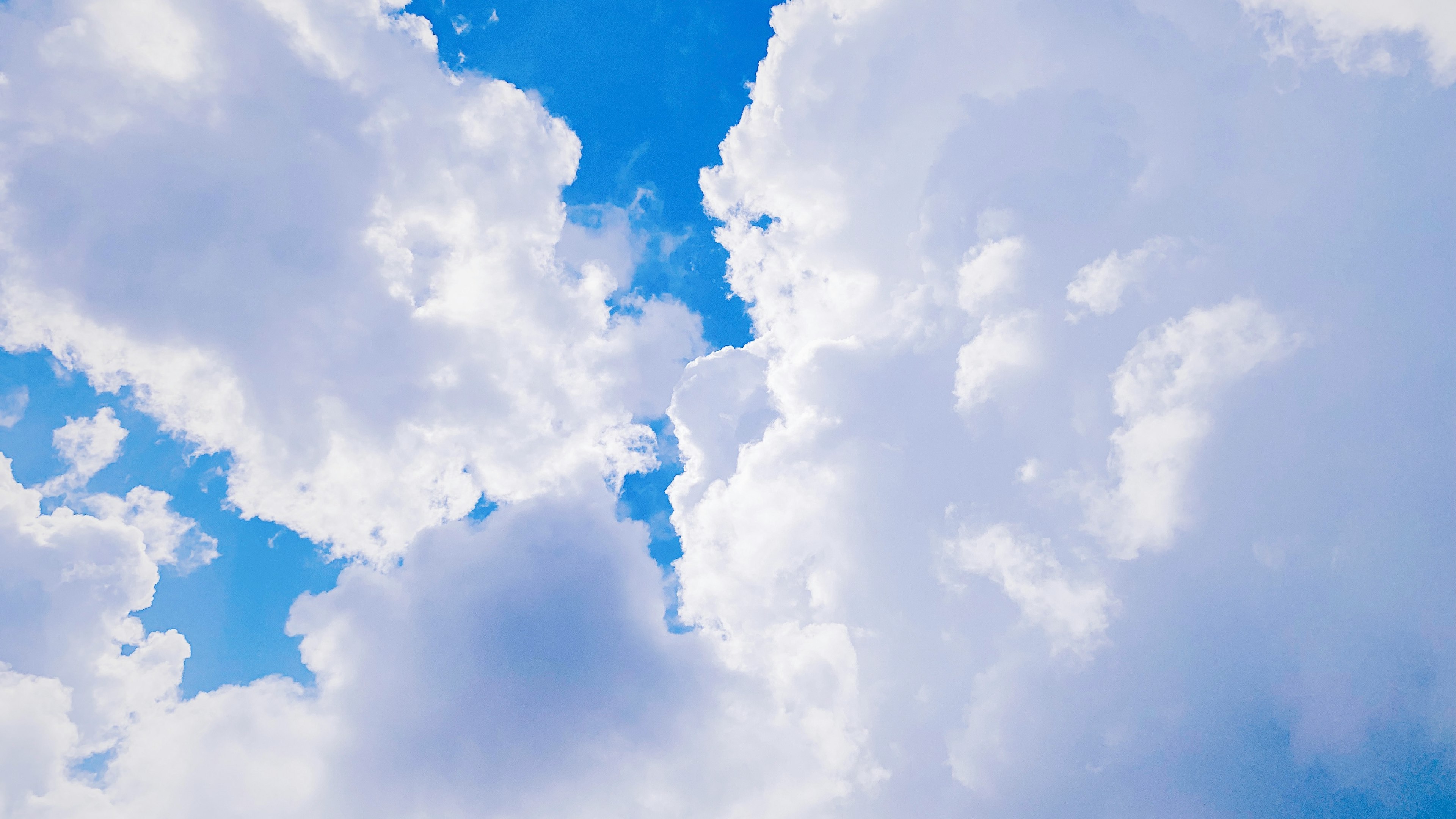 Hermosa vista de nubes blancas contra un cielo azul