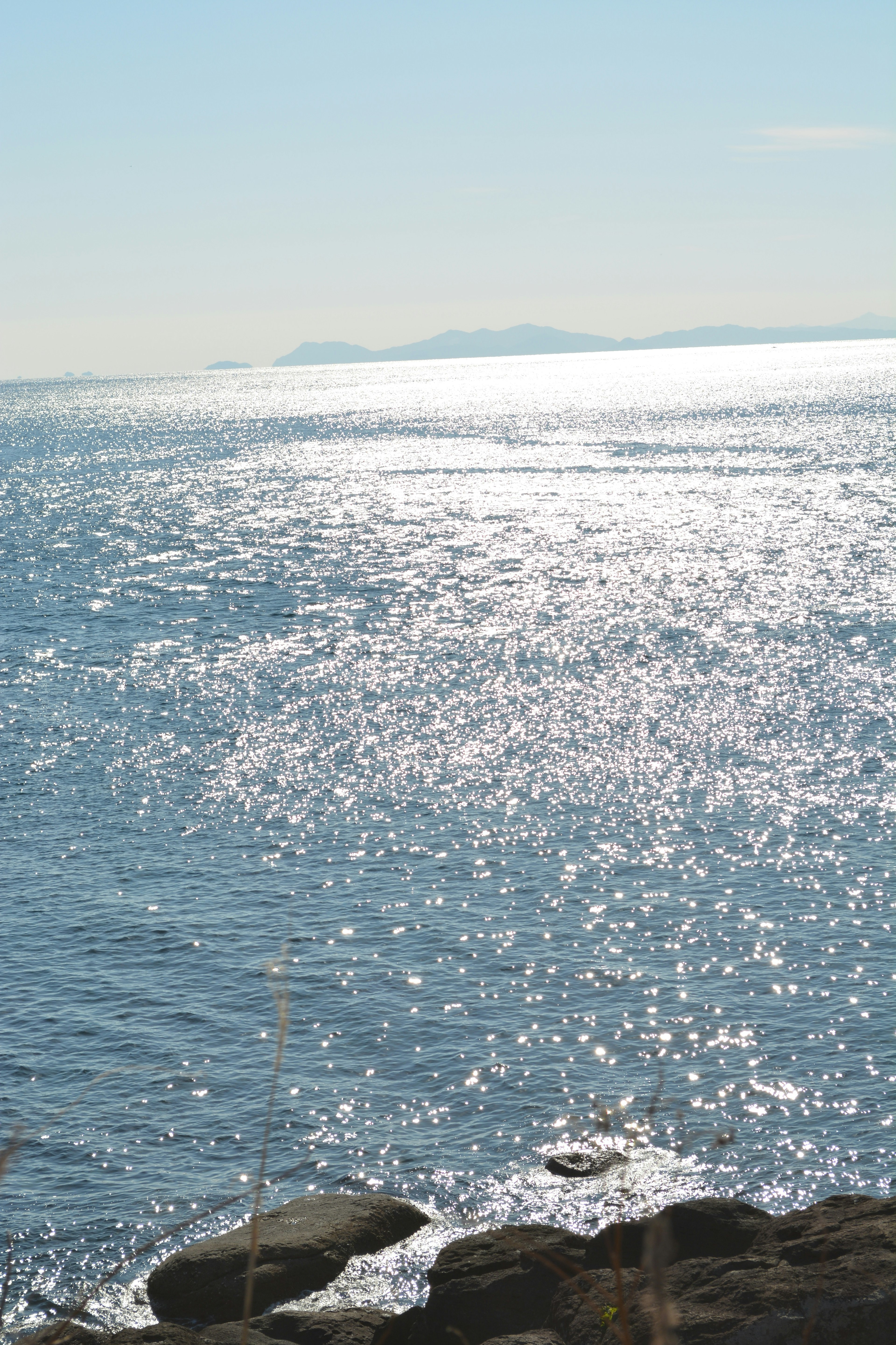 海の輝く水面と岩の風景