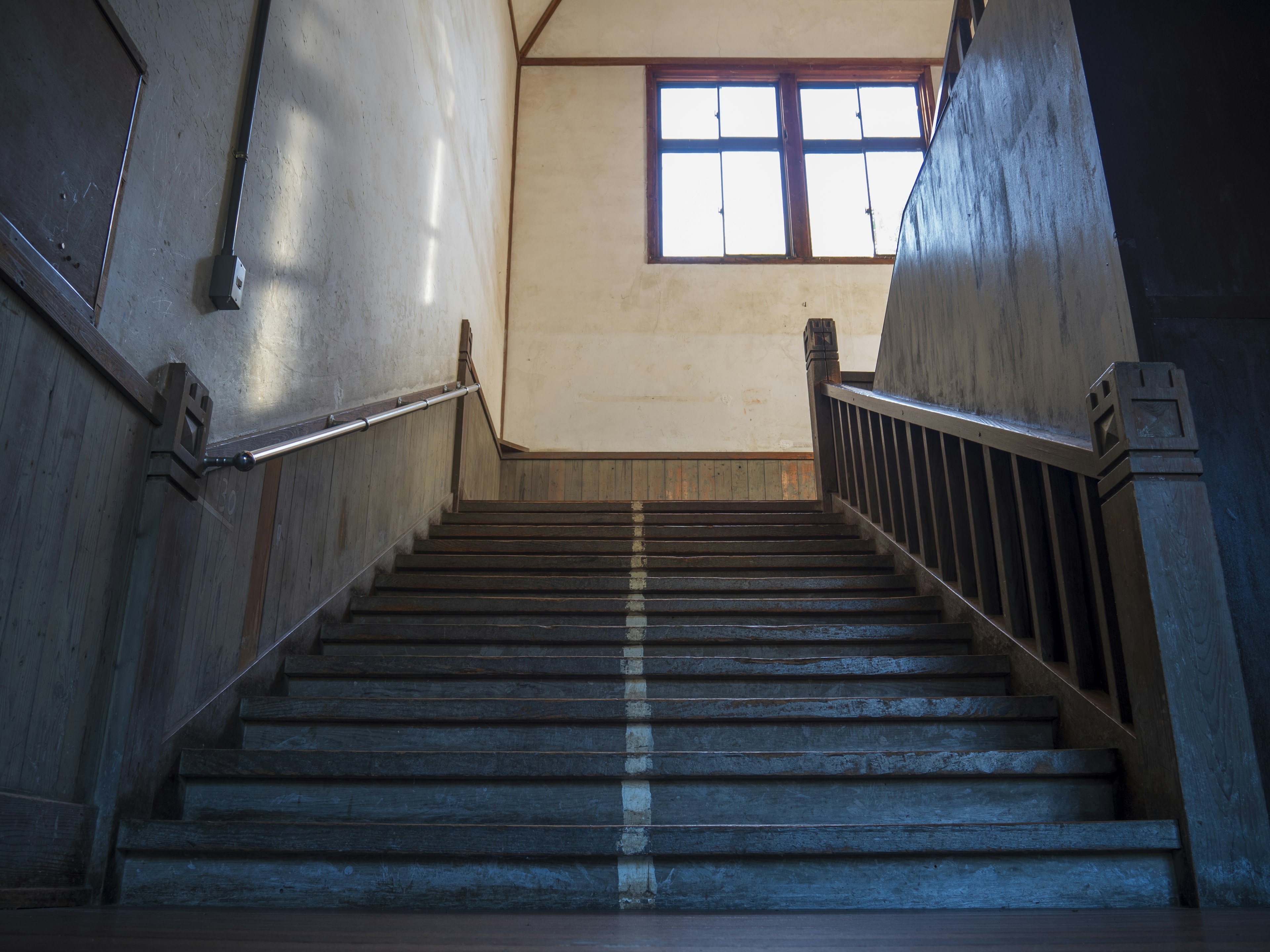 Blick auf die Treppe von unten Holzgeländer natürliches Licht durch das Fenster