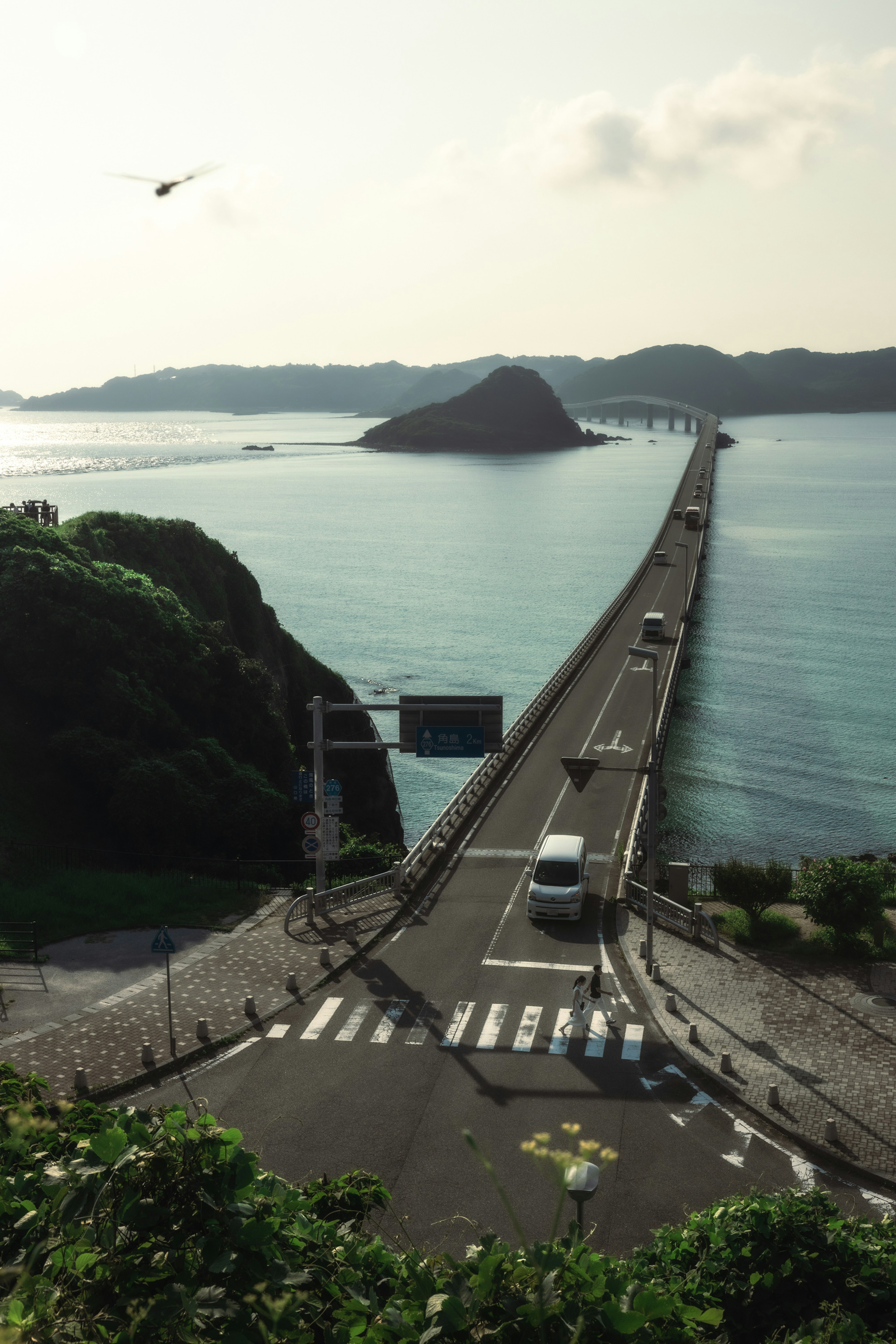 Vue panoramique d'un long pont reliant une île au continent