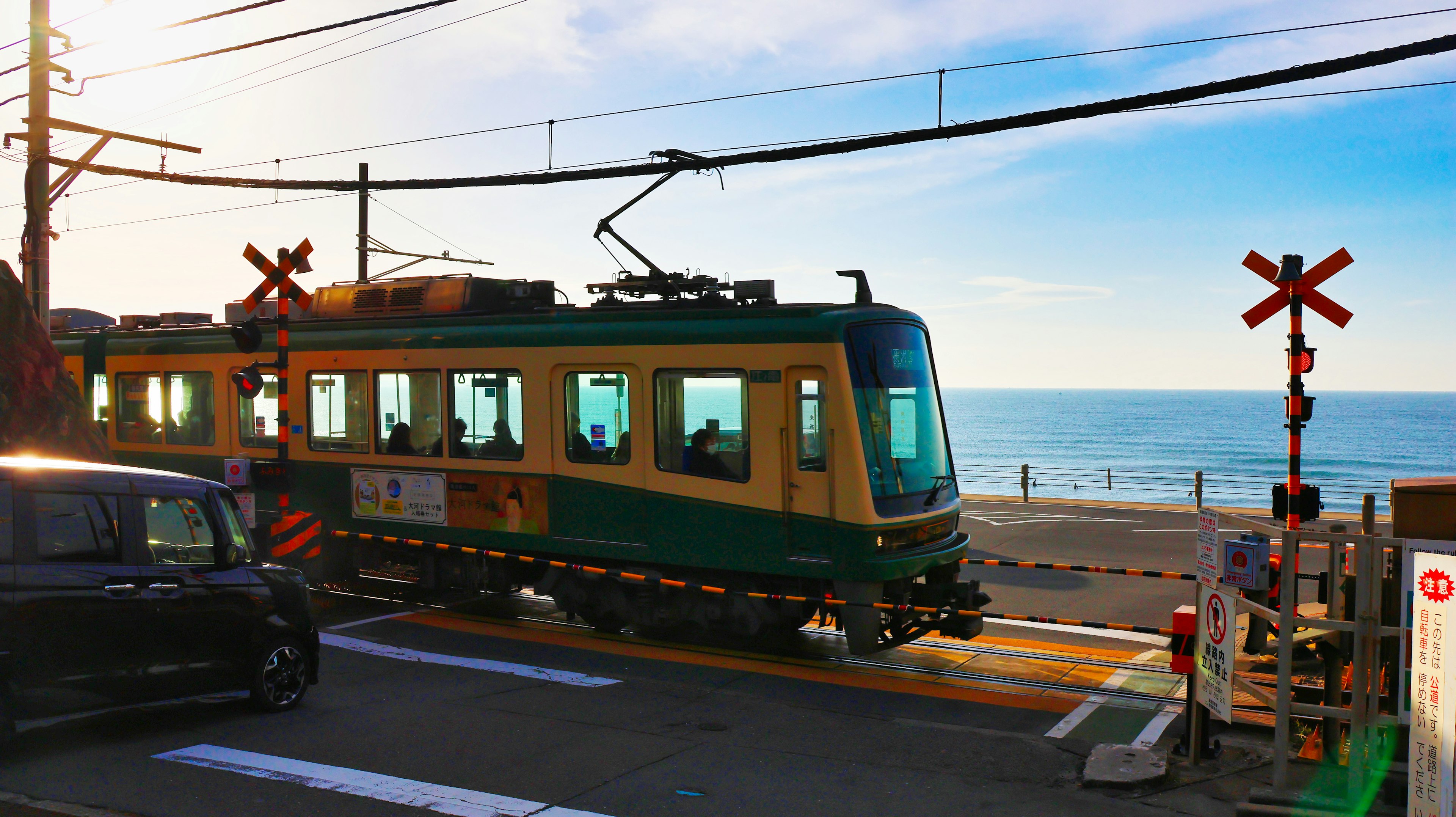 Tren que corre a lo largo de la costa con cielo azul