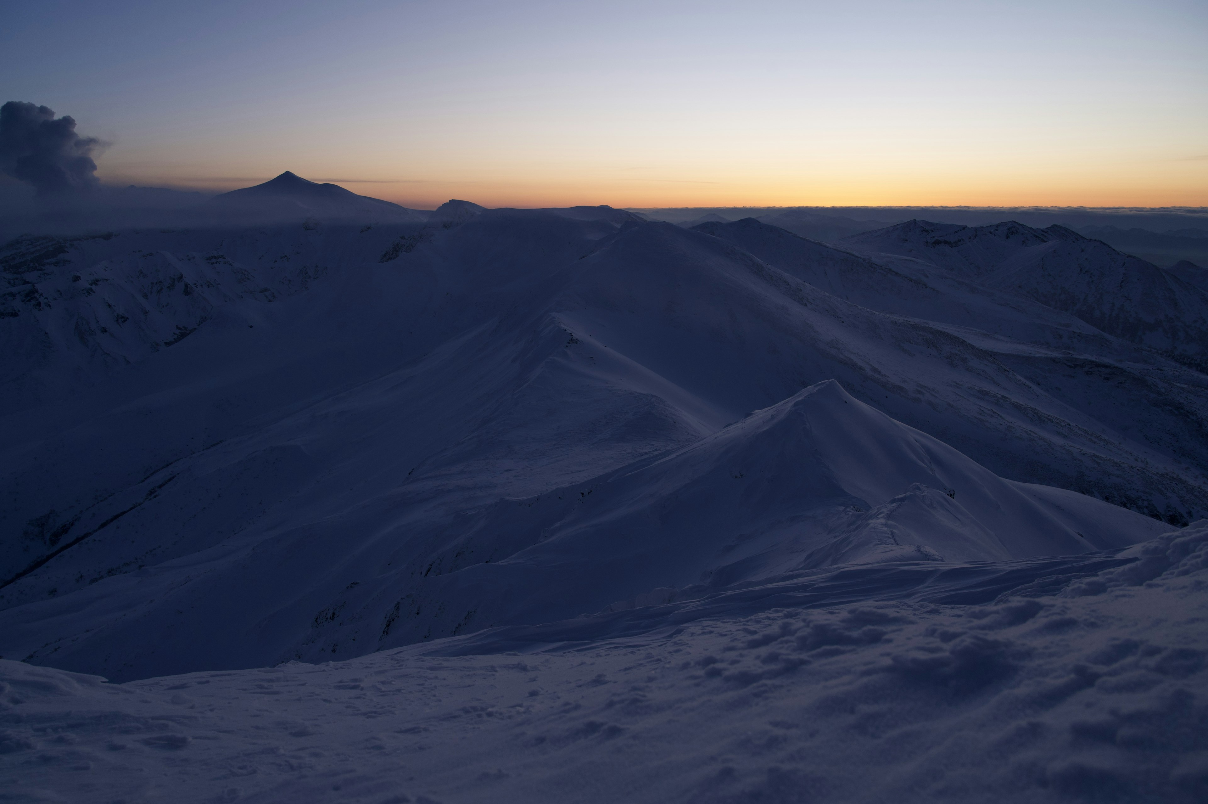 Montagnes enneigées avec un ciel crépusculaire