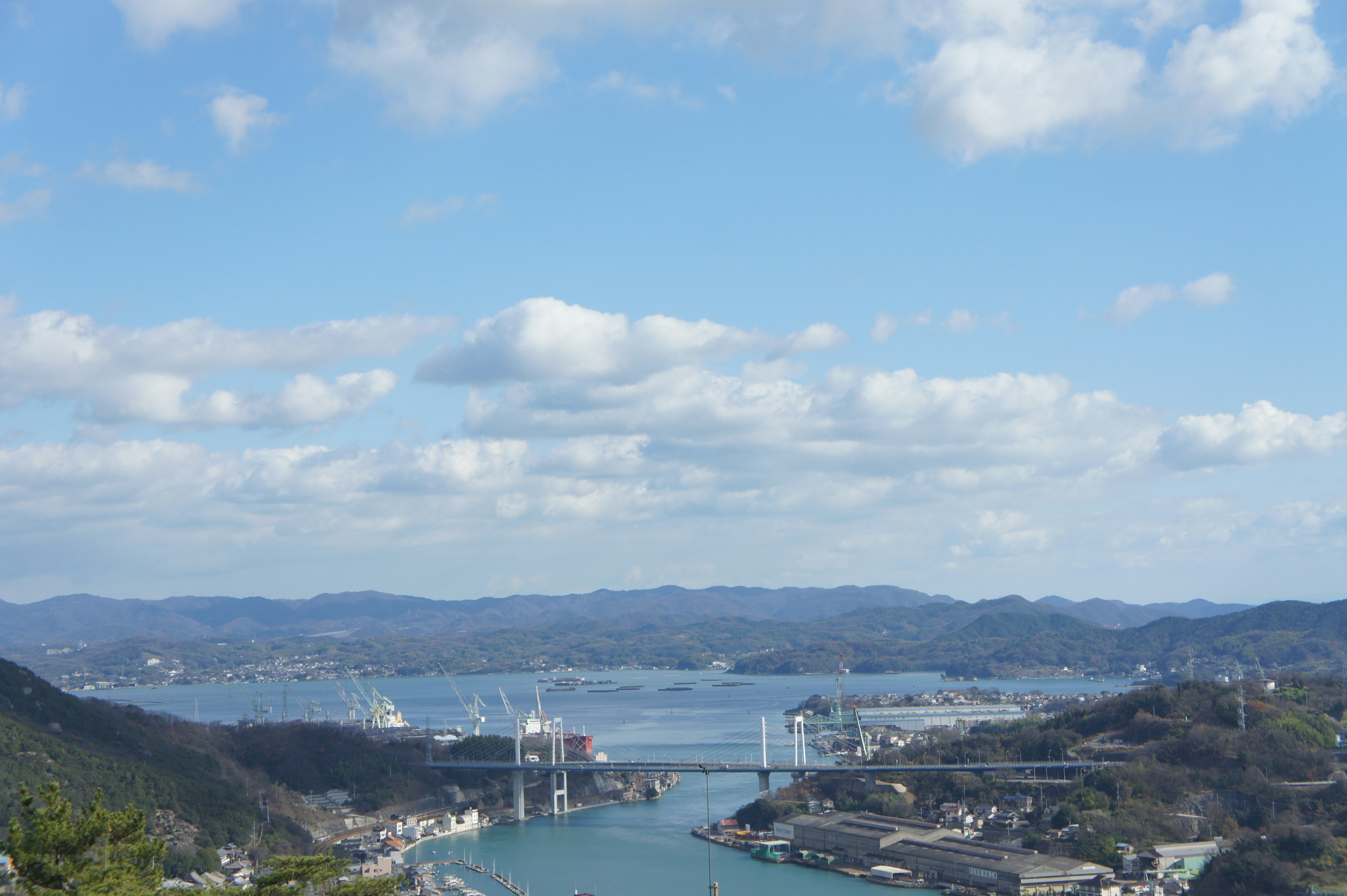 Vista panoramica di una città portuale con cielo sereno e acqua blu