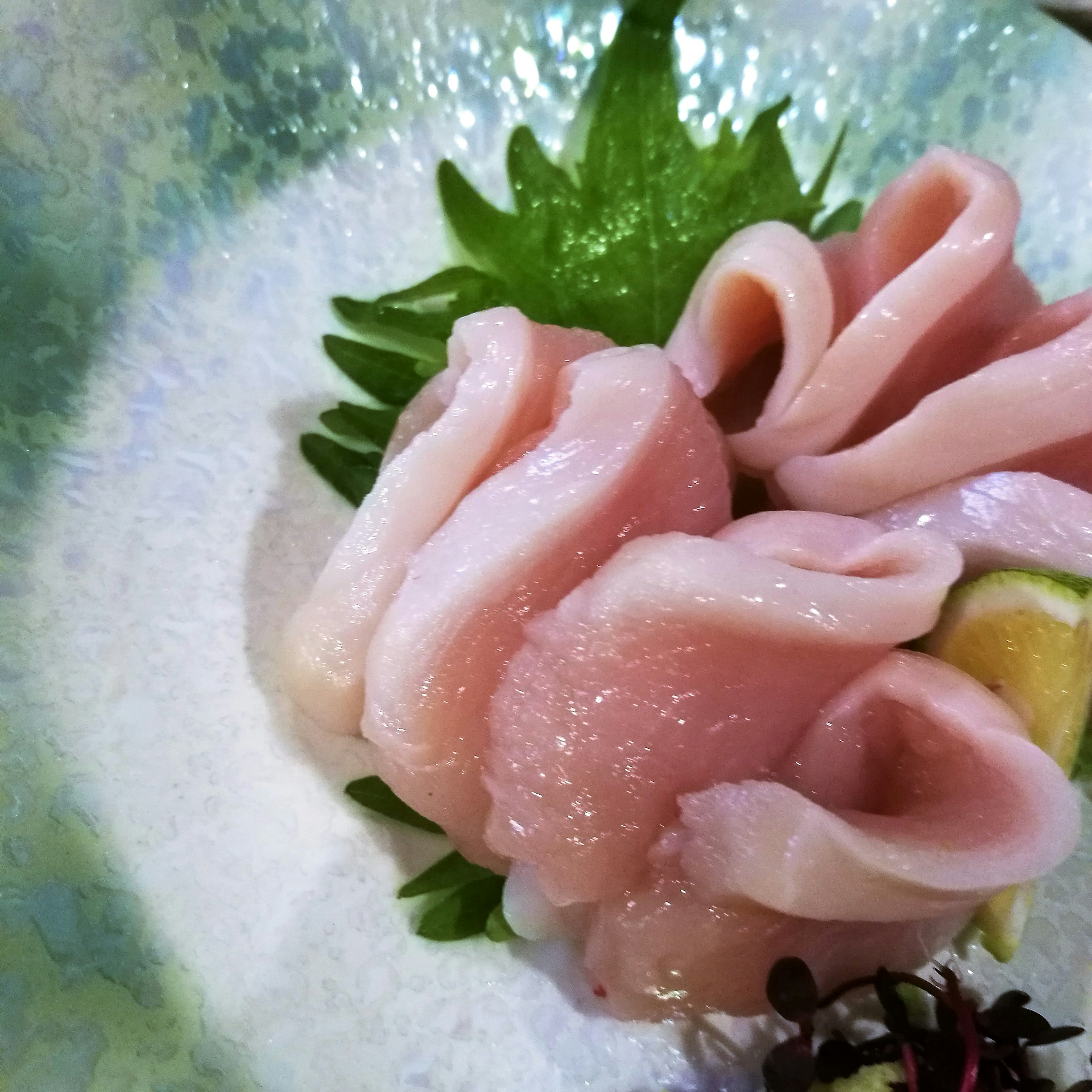 Sashimi yang disusun dengan indah di atas piring