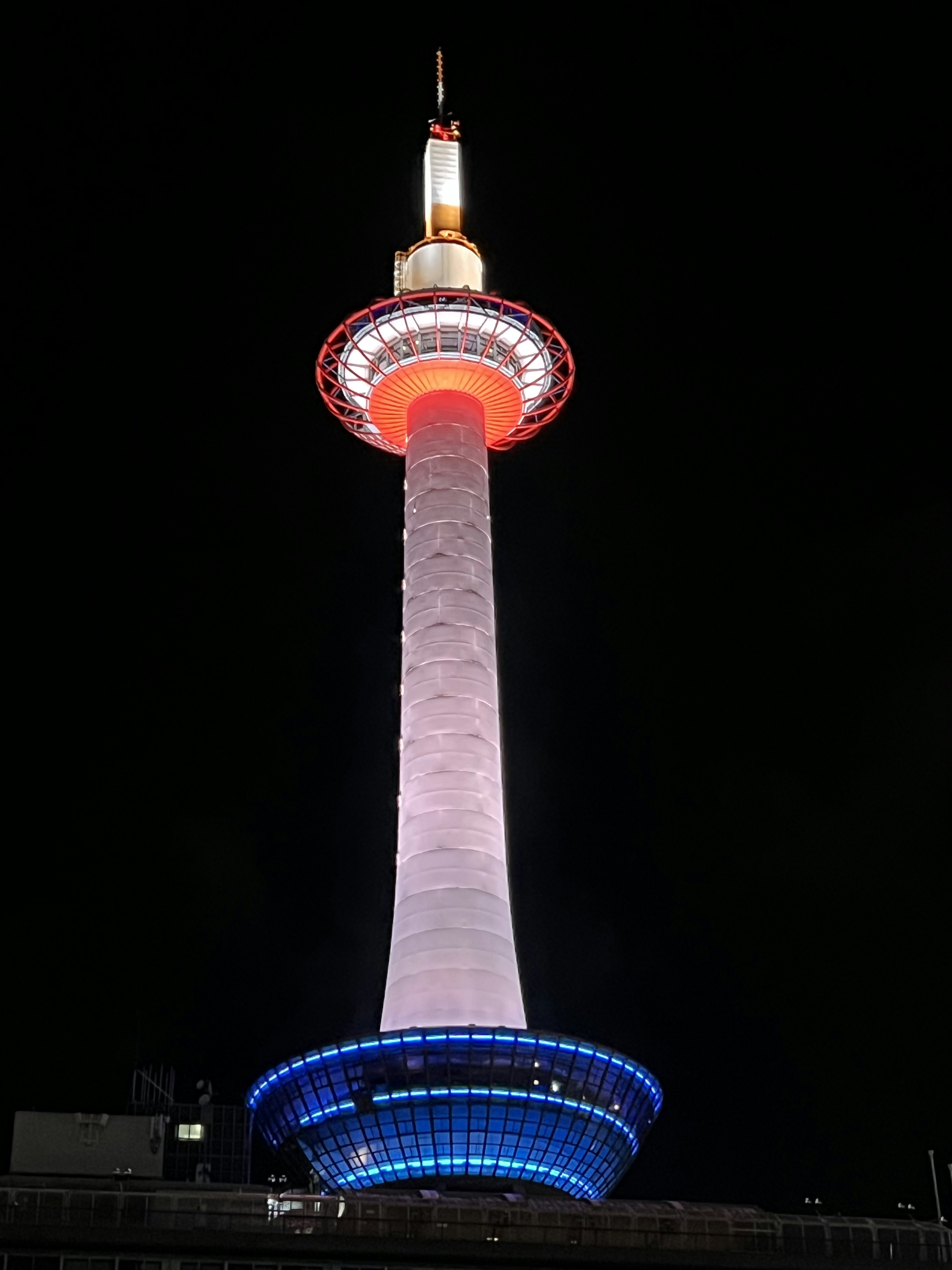 Beleuchteter Kyoto-Turm bei Nacht mit lebendigen Farben