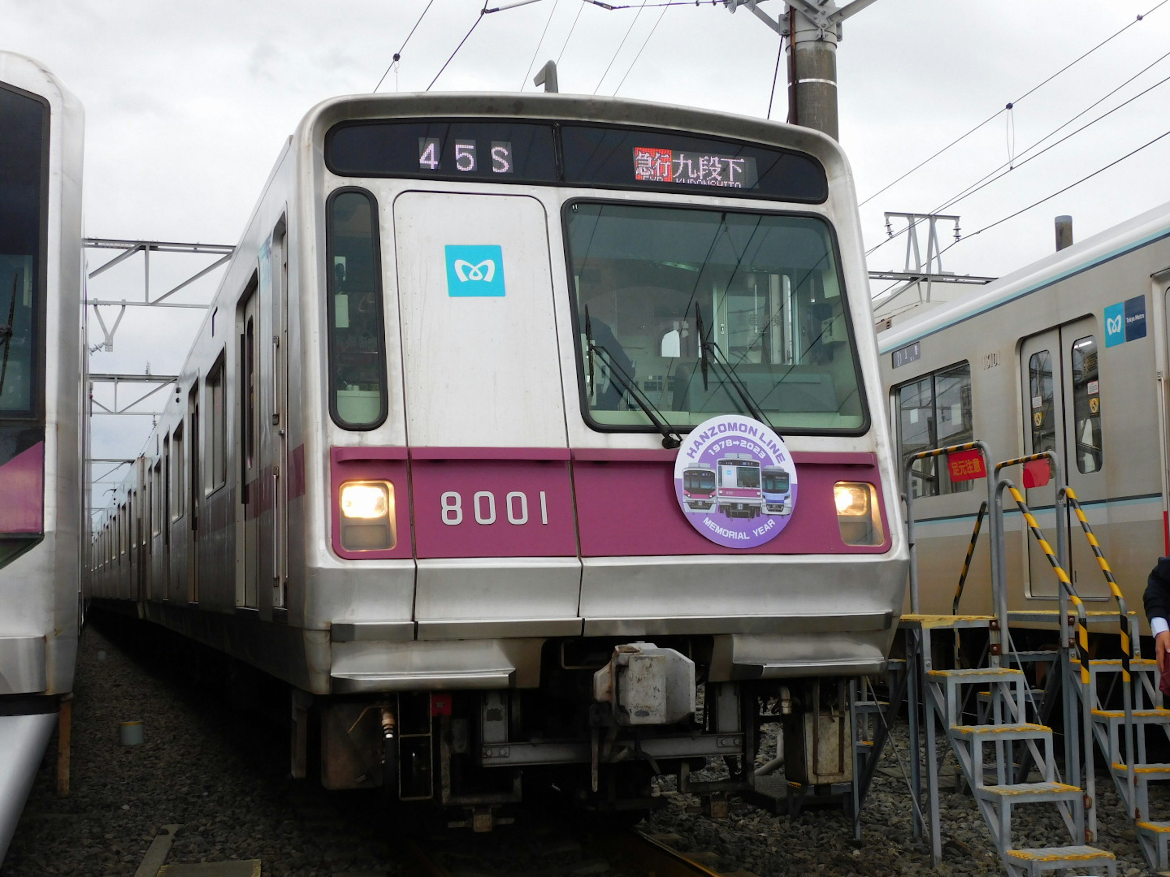 Vue de face d'un train avec le numéro 8001 et l'affichage de destination 458