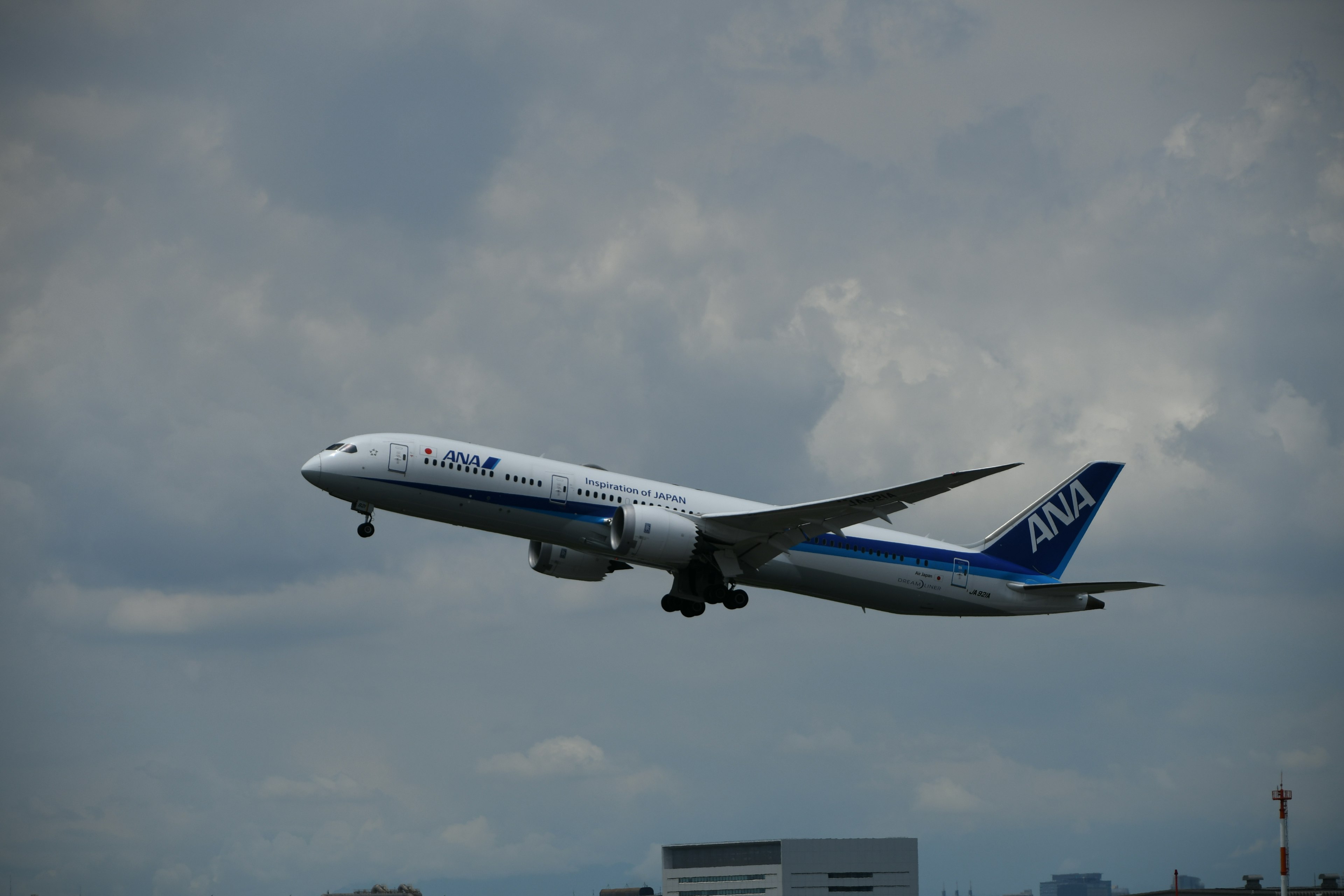 Avión de pasajeros de ANA despegando hacia el cielo