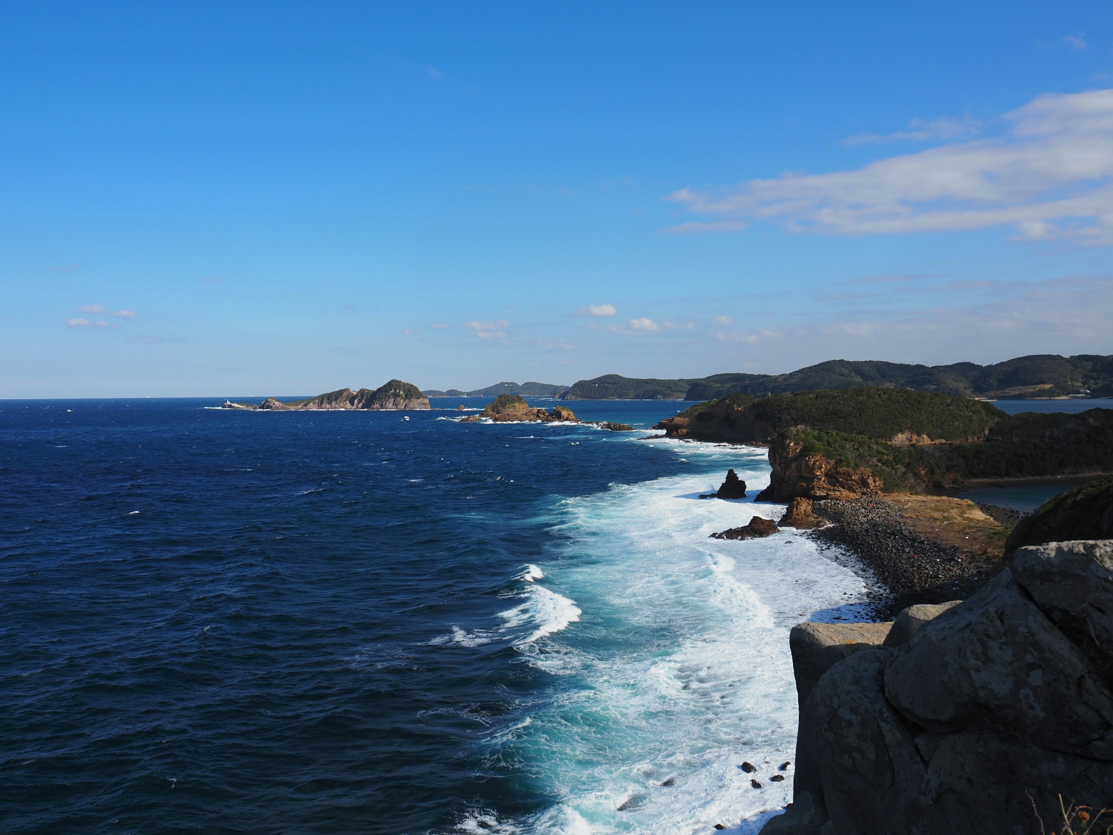 Vista costera escénica con océano azul y olas blancas