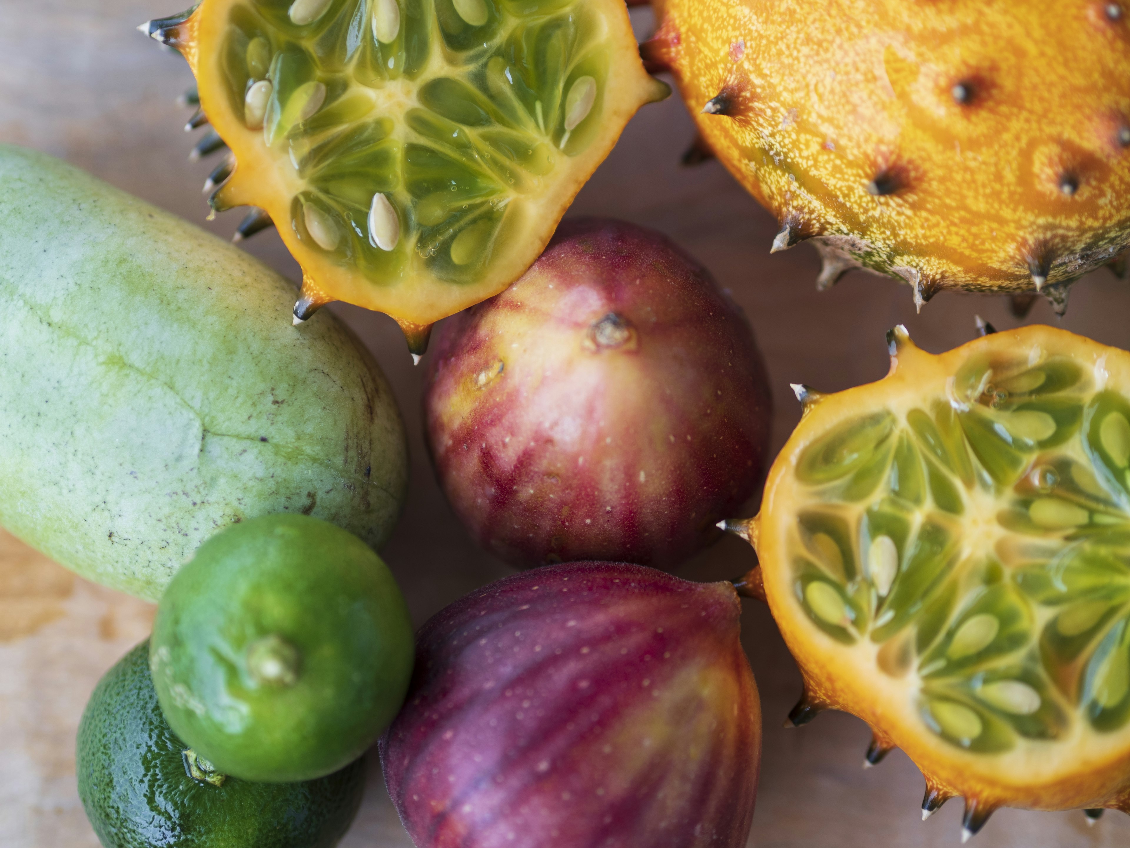 Kumpulan buah berwarna-warni Buah hijau Buah kuning-hijau Buah merah-ungu