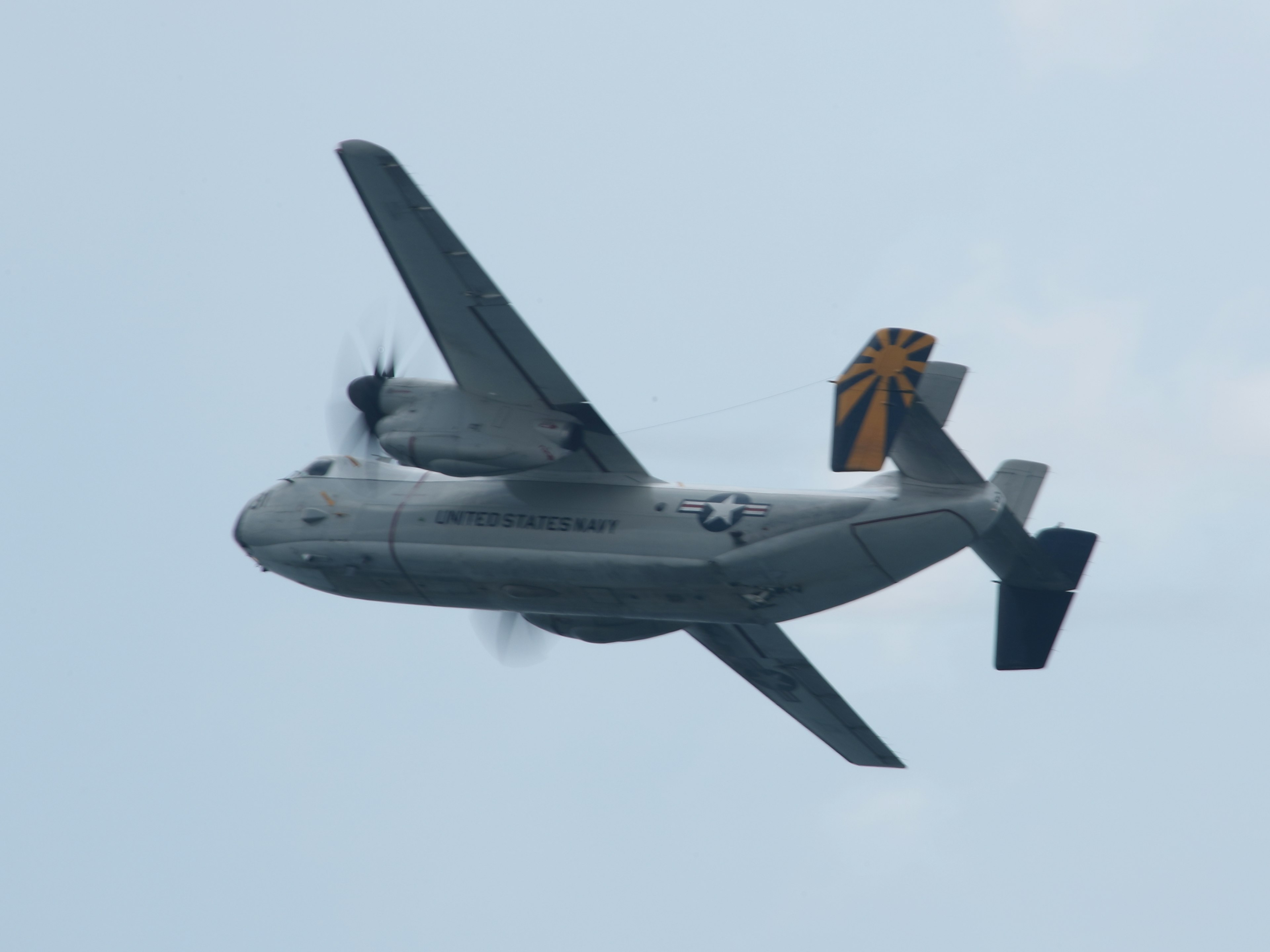 Aereo militare in volo nel cielo vista laterale aereo a elica