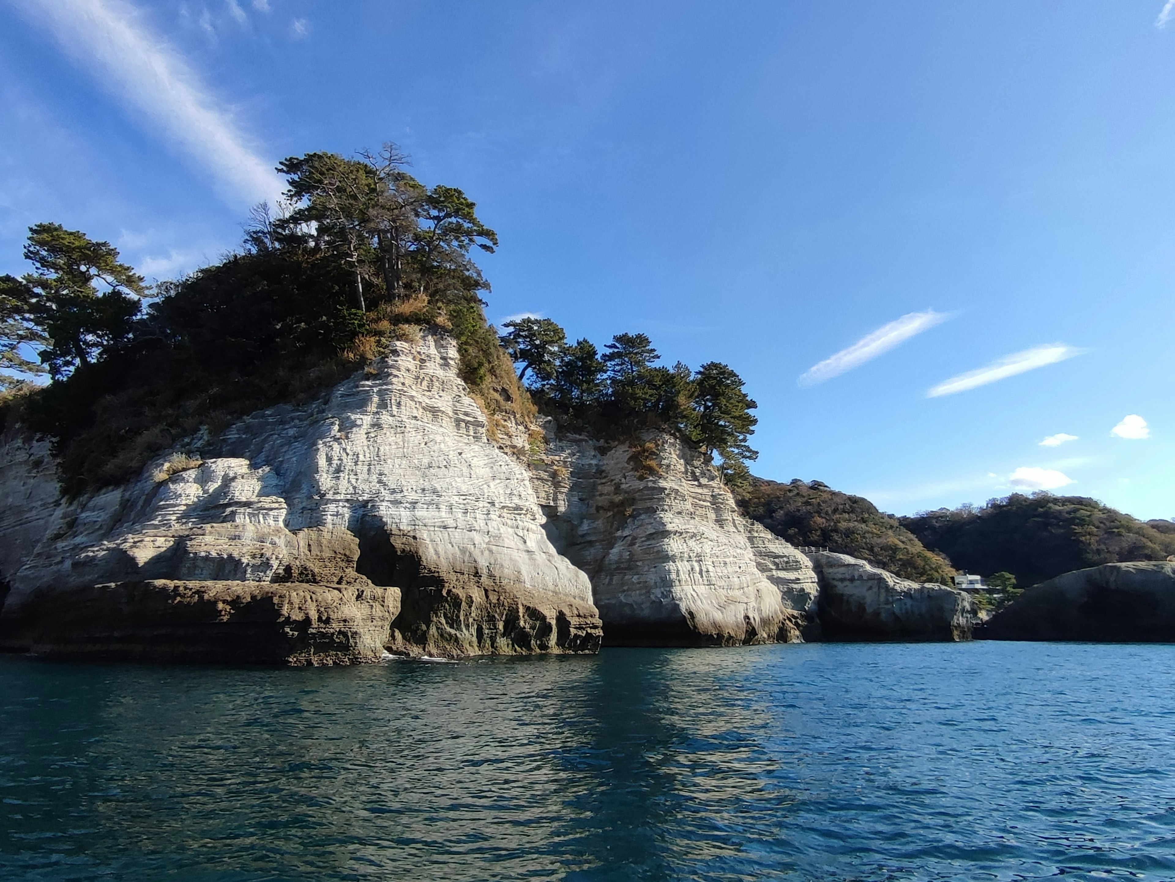 白色悬崖和蓝色海洋的风景