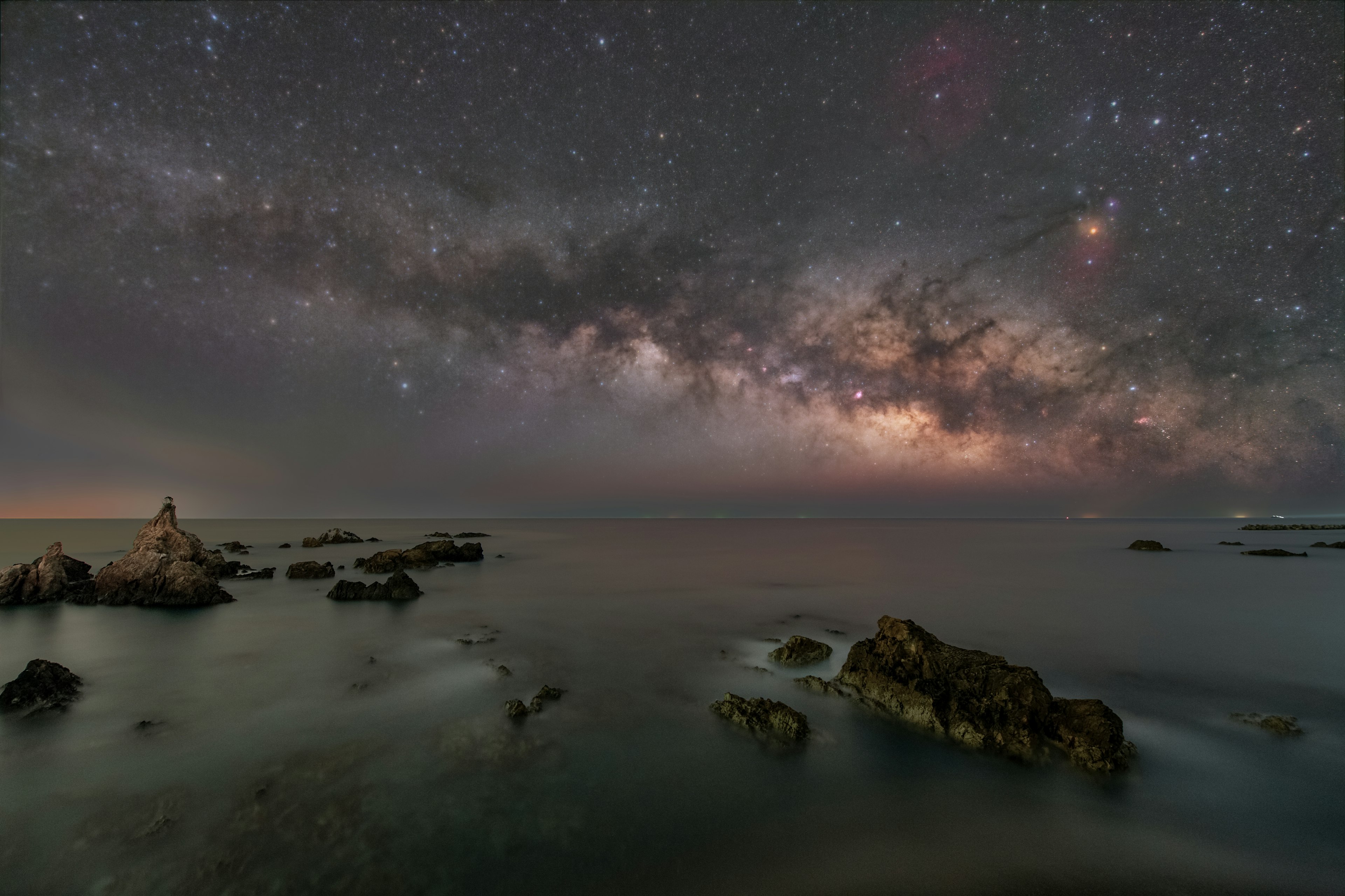 星空と海岸の風景、岩と銀河の美しいコントラスト