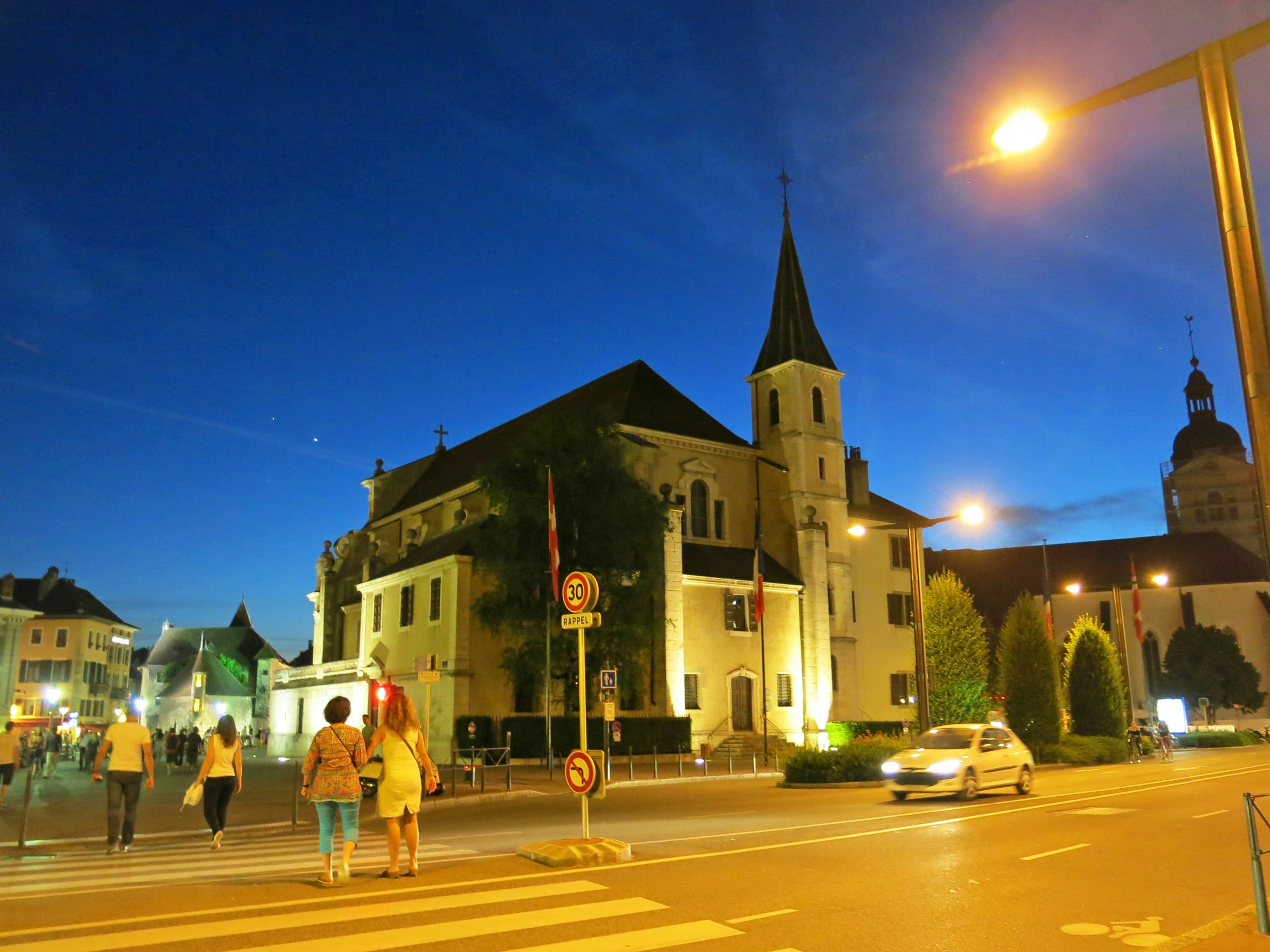 Bâtiment et église magnifiques sous le ciel nocturne