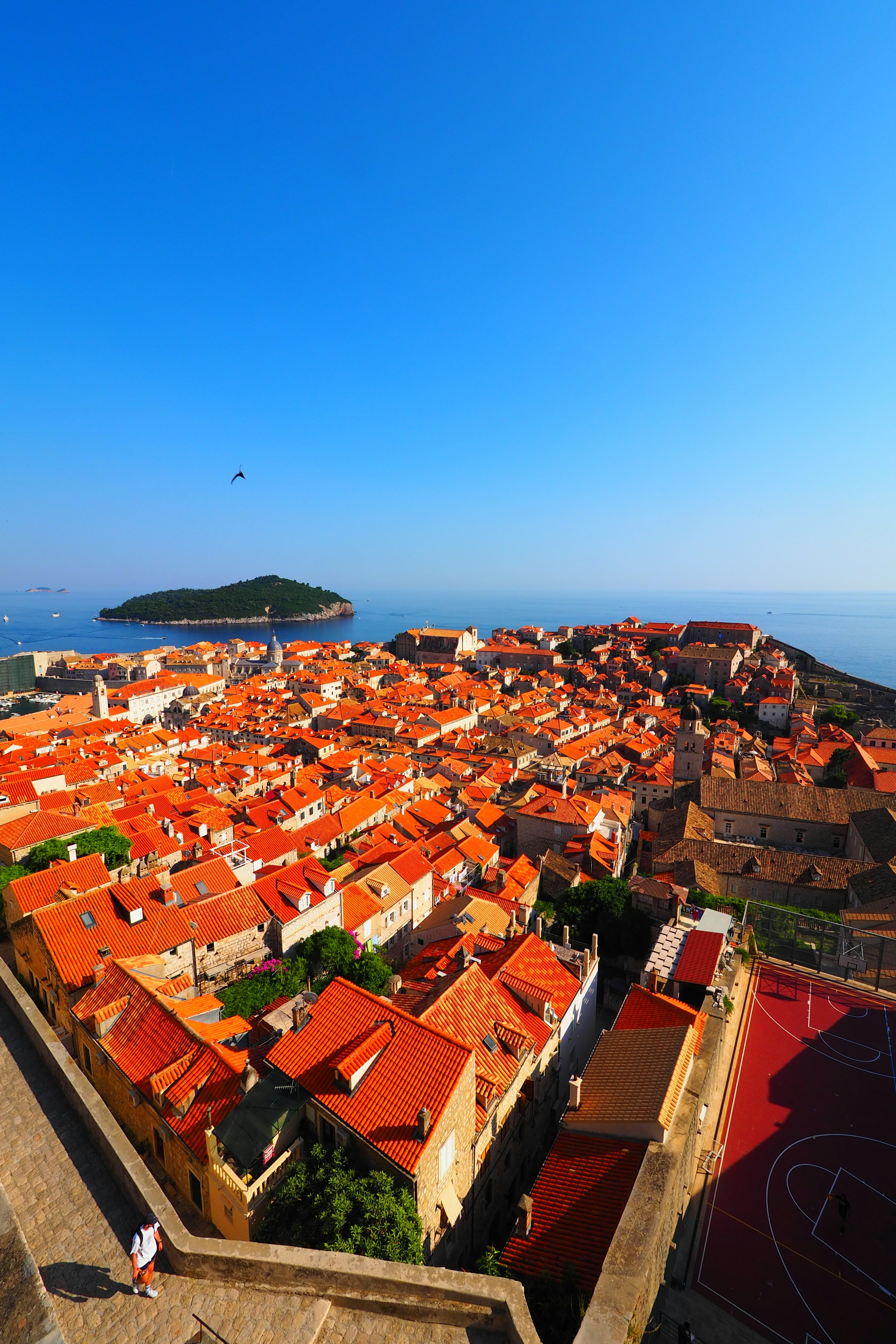 Cảnh quan toàn cảnh mái ngói đỏ của Dubrovnik và biển xanh