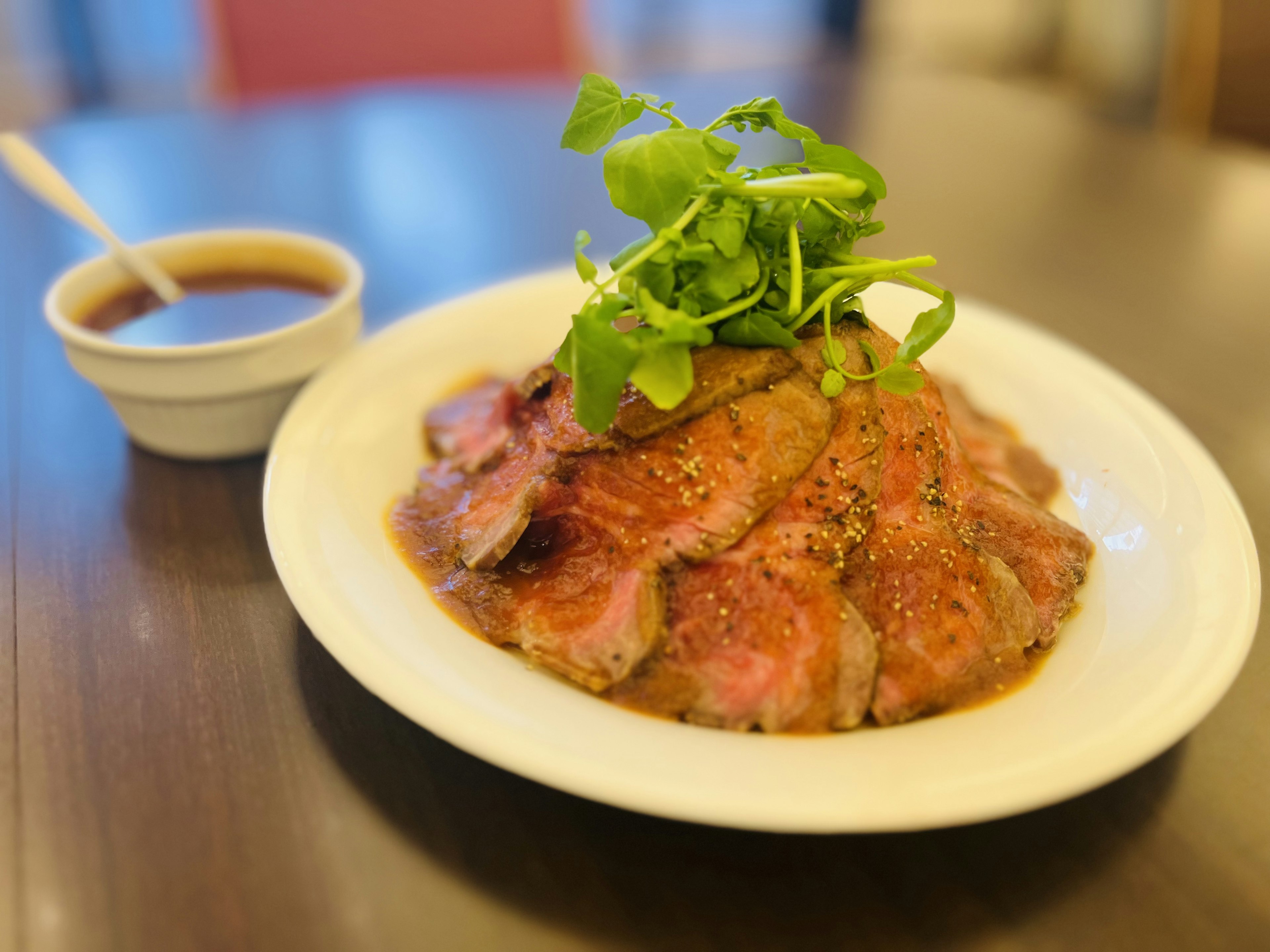 Assiette de délicieux rôti de boeuf garni d'herbes fraîches