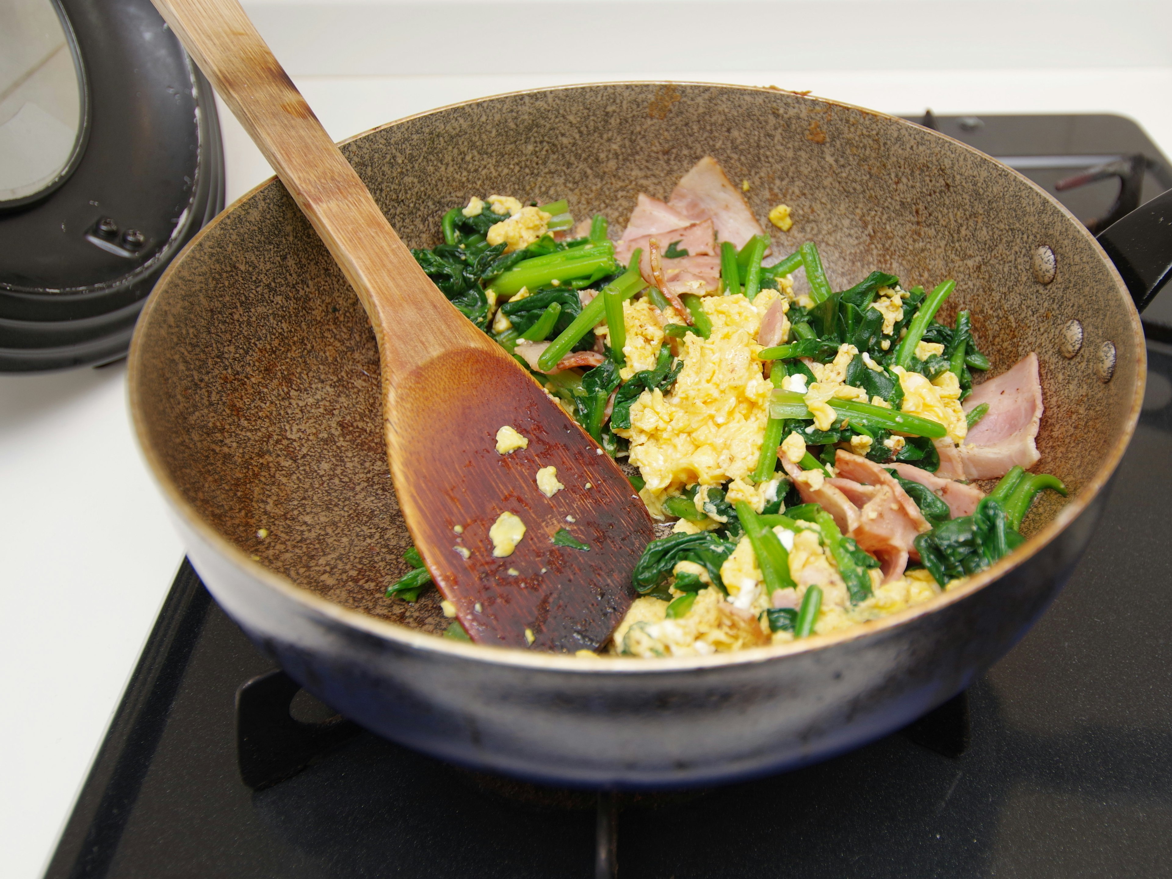 Stir-fried vegetables and eggs in a pan