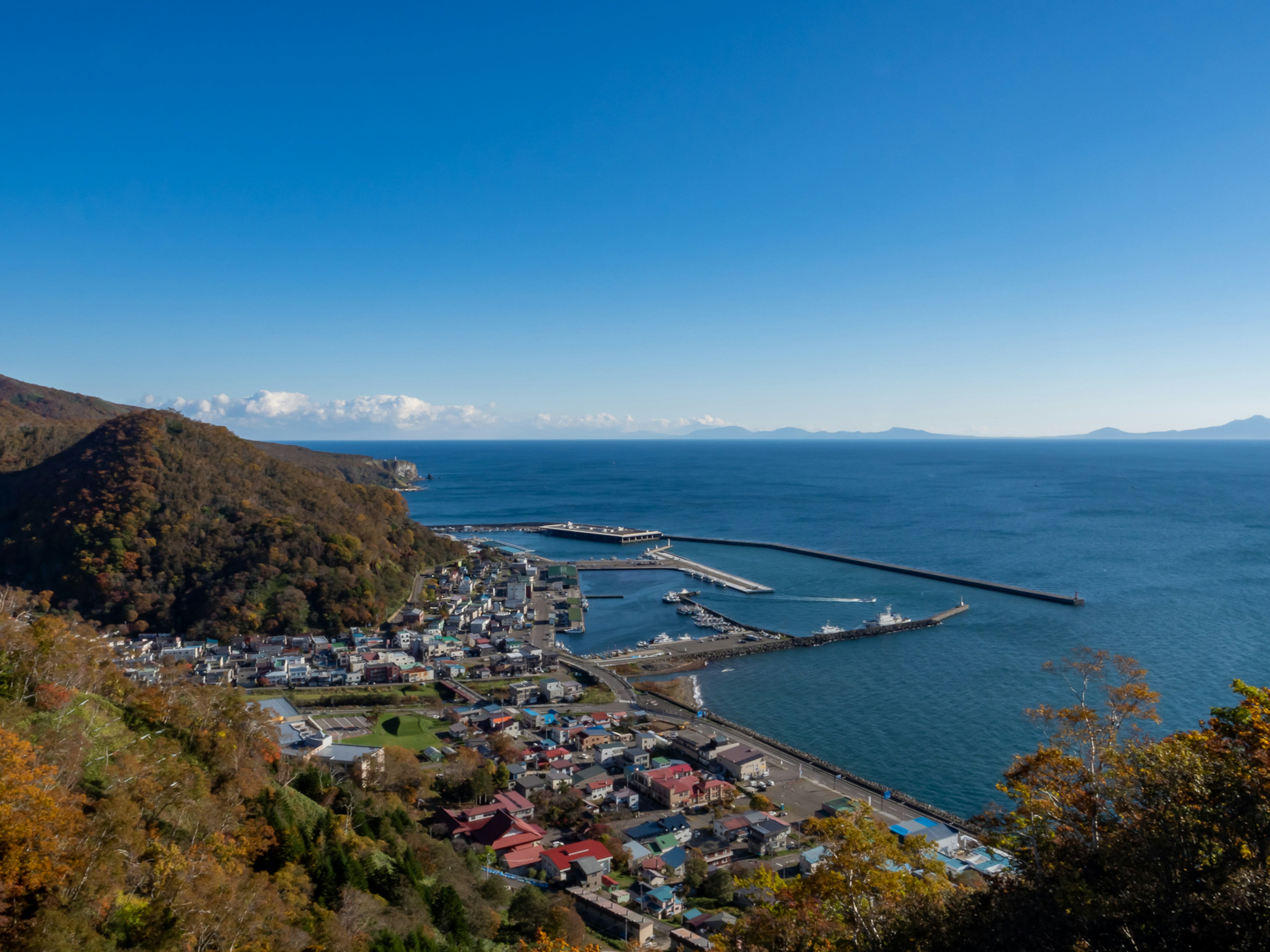 Vue panoramique d'une ville côtière avec un petit port couleurs d'automne vives