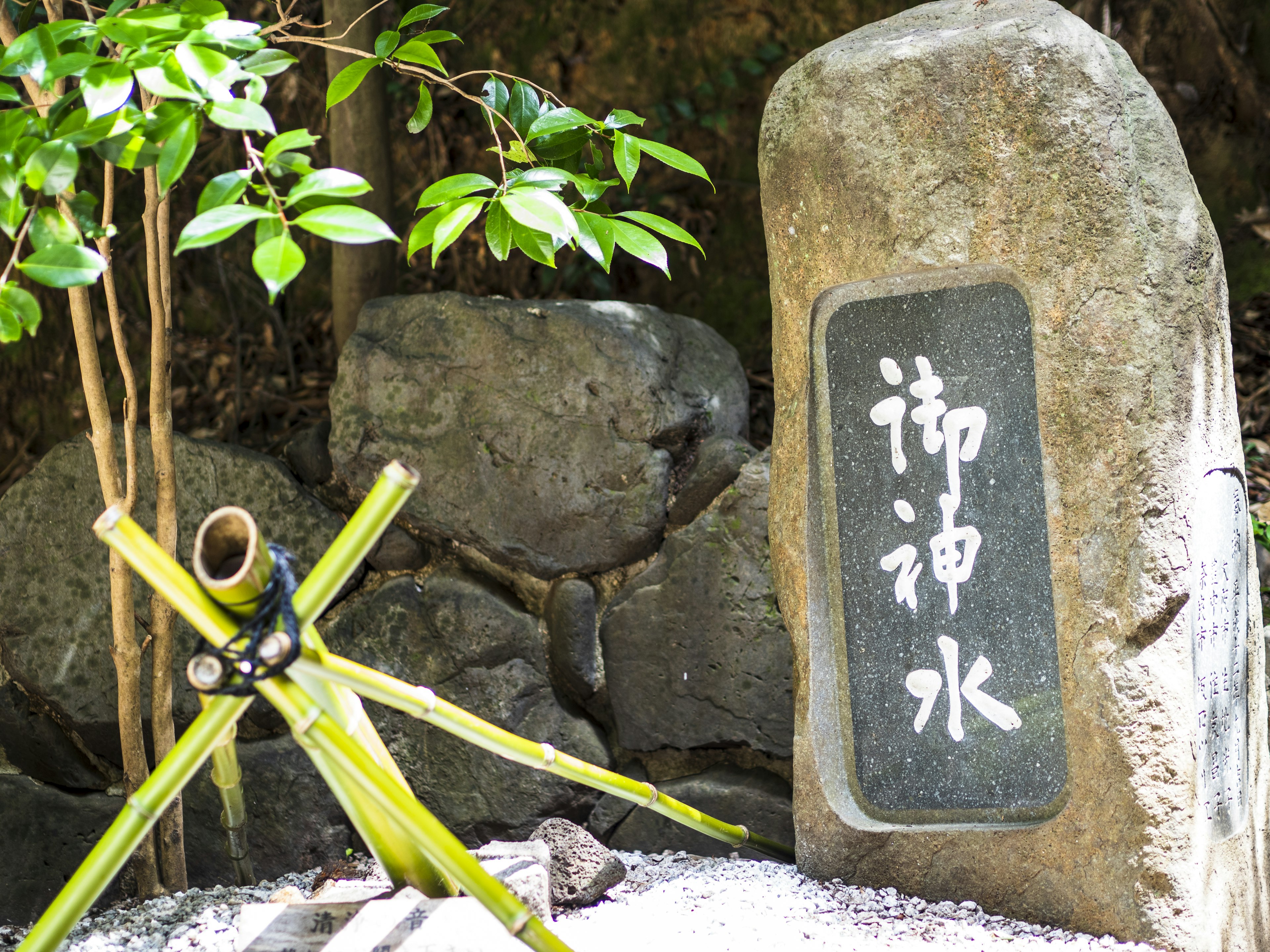 Símbolo de agua de jardín japonés con decoración de piedra y bambú