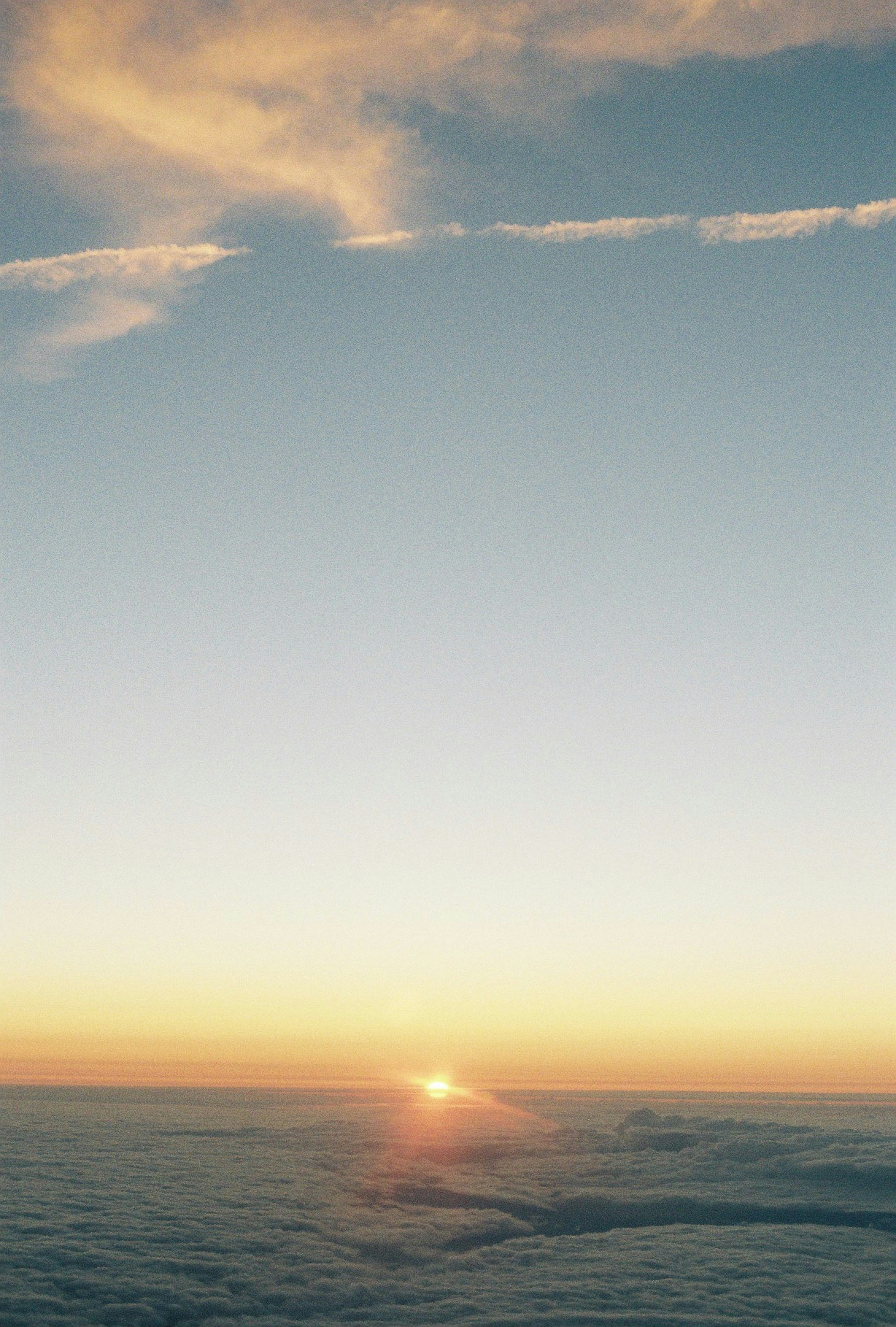 Schöner Sonnenaufgang über den Wolken mit blauem und orangefarbenem Himmel