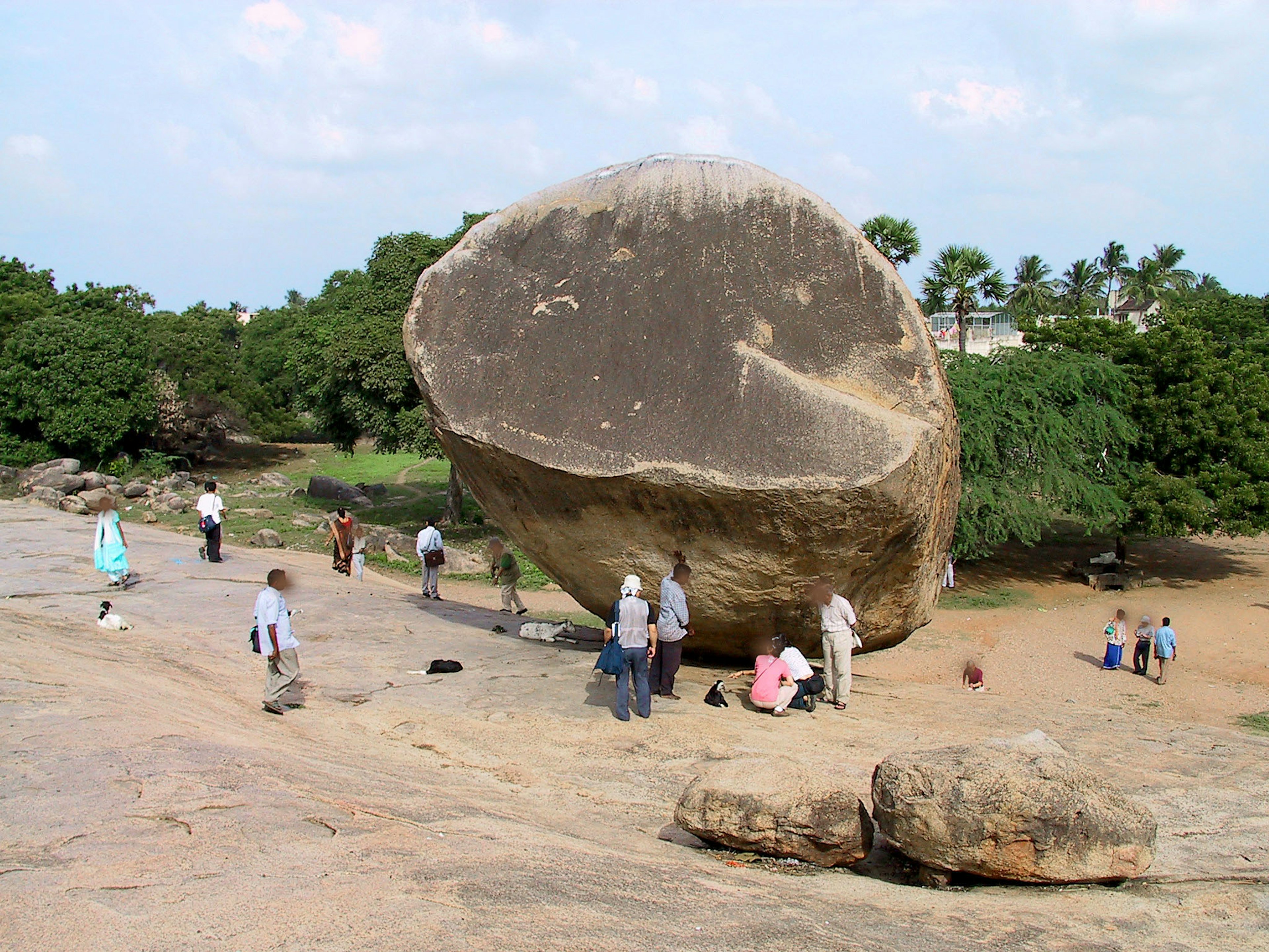 Großer Felsen mit Menschen, die sich versammeln