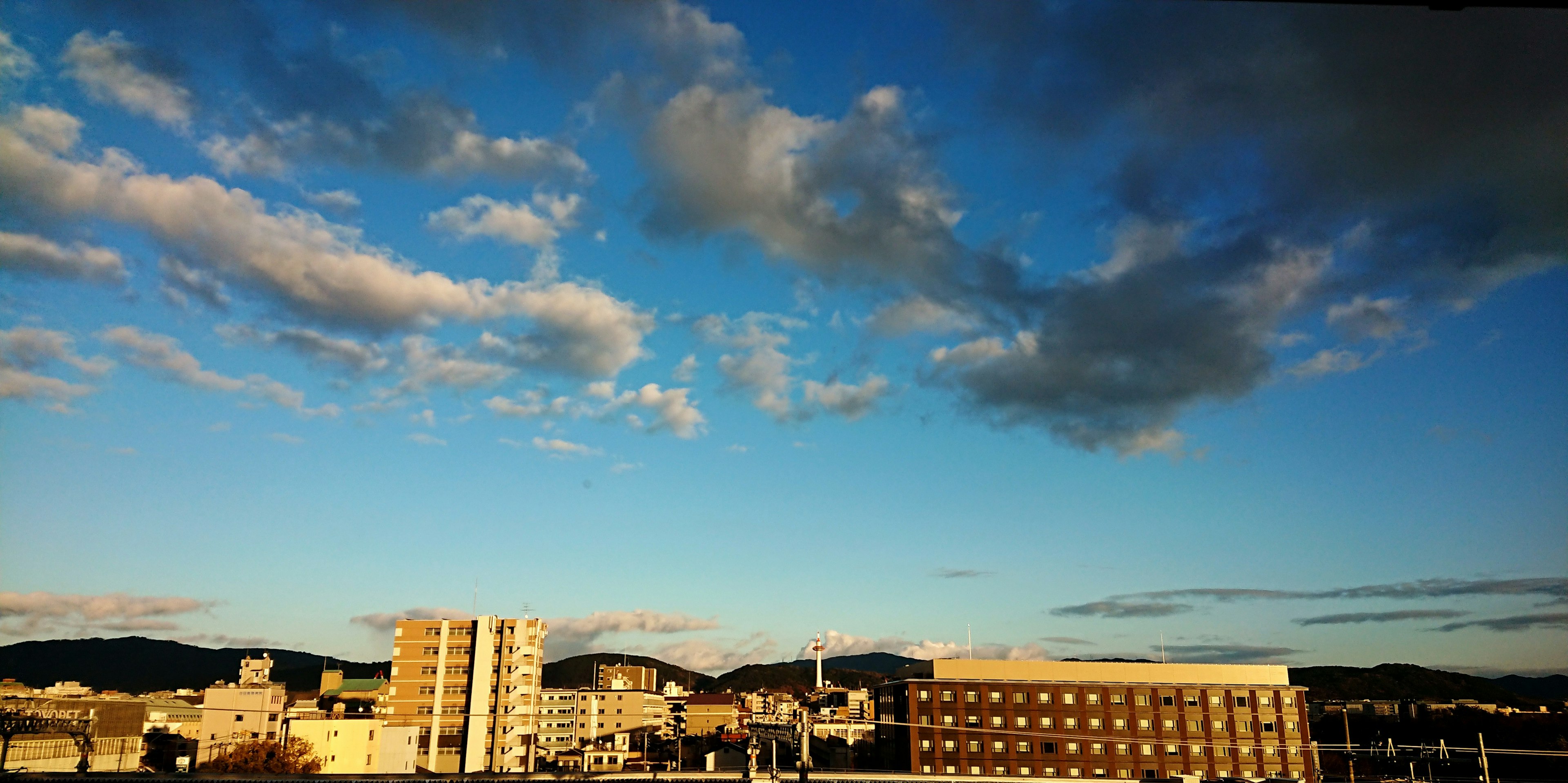 Paysage urbain avec ciel bleu et nuages bâtiments en premier plan