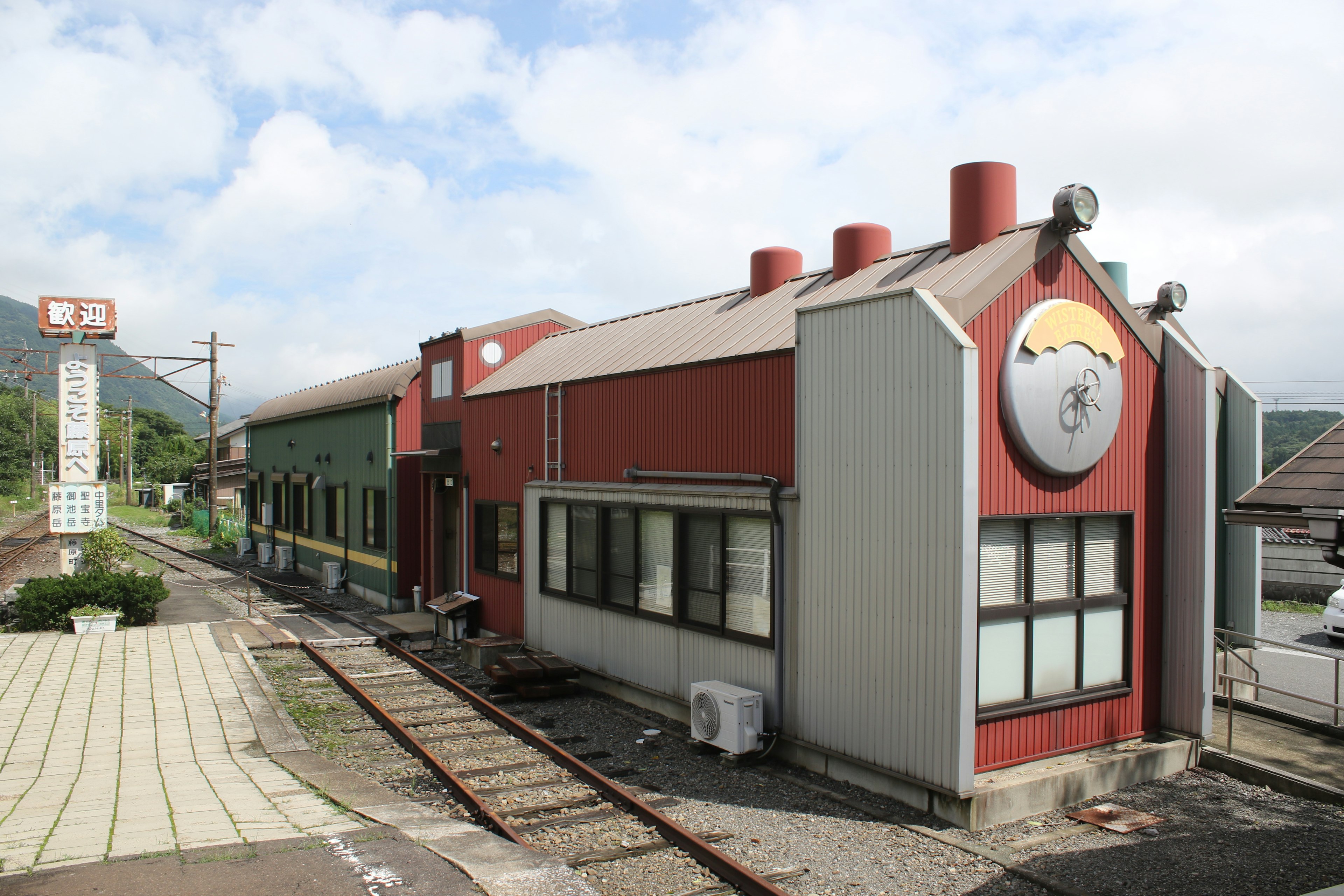 Gare colorée avec des bâtiments rouges et verts