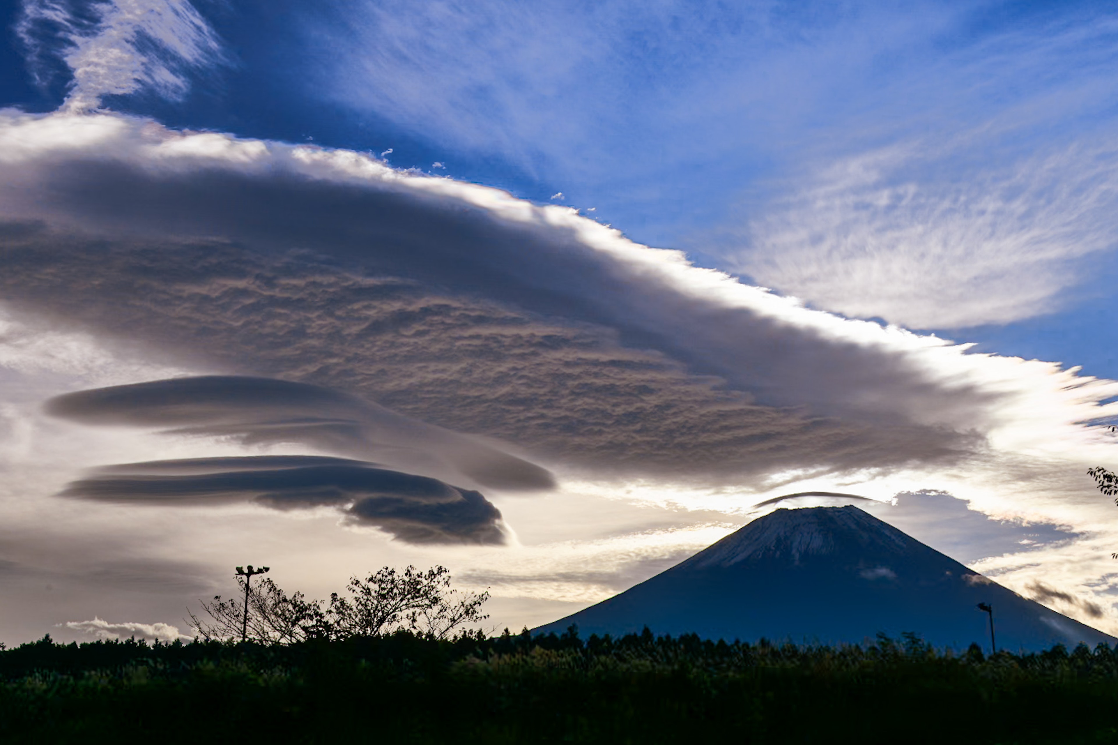 富士山と不思議な形の雲が広がる景色