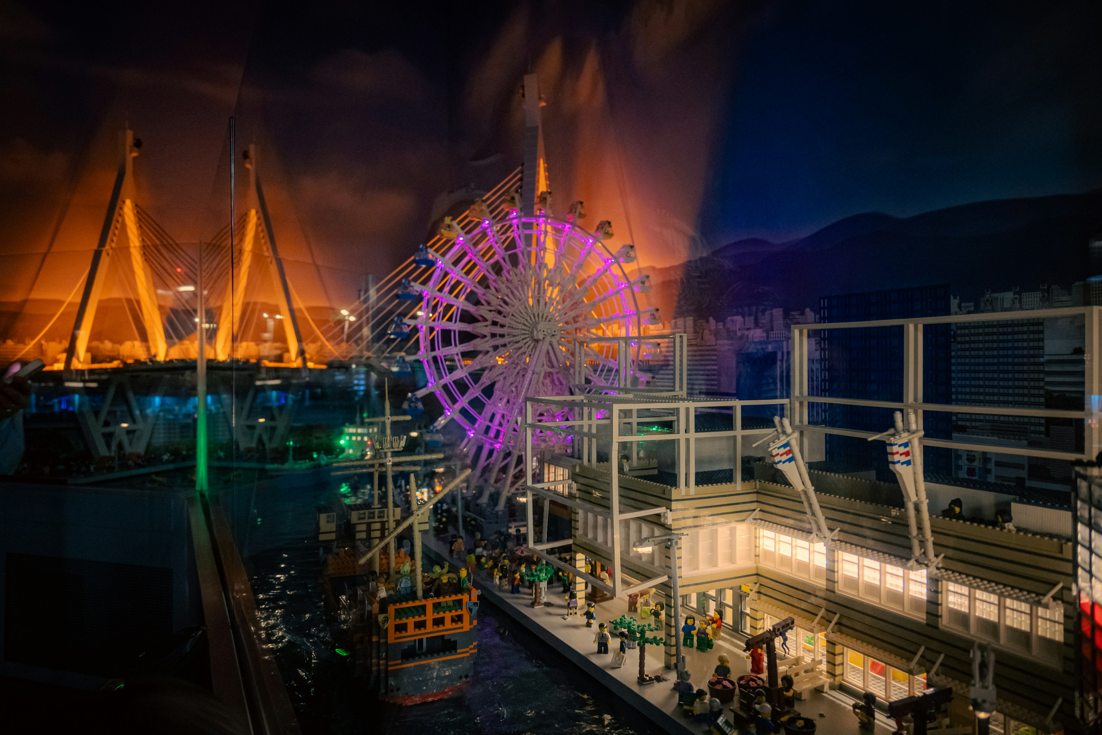 Scène de parc d'attractions nocturne avec une grande roue colorée illuminée